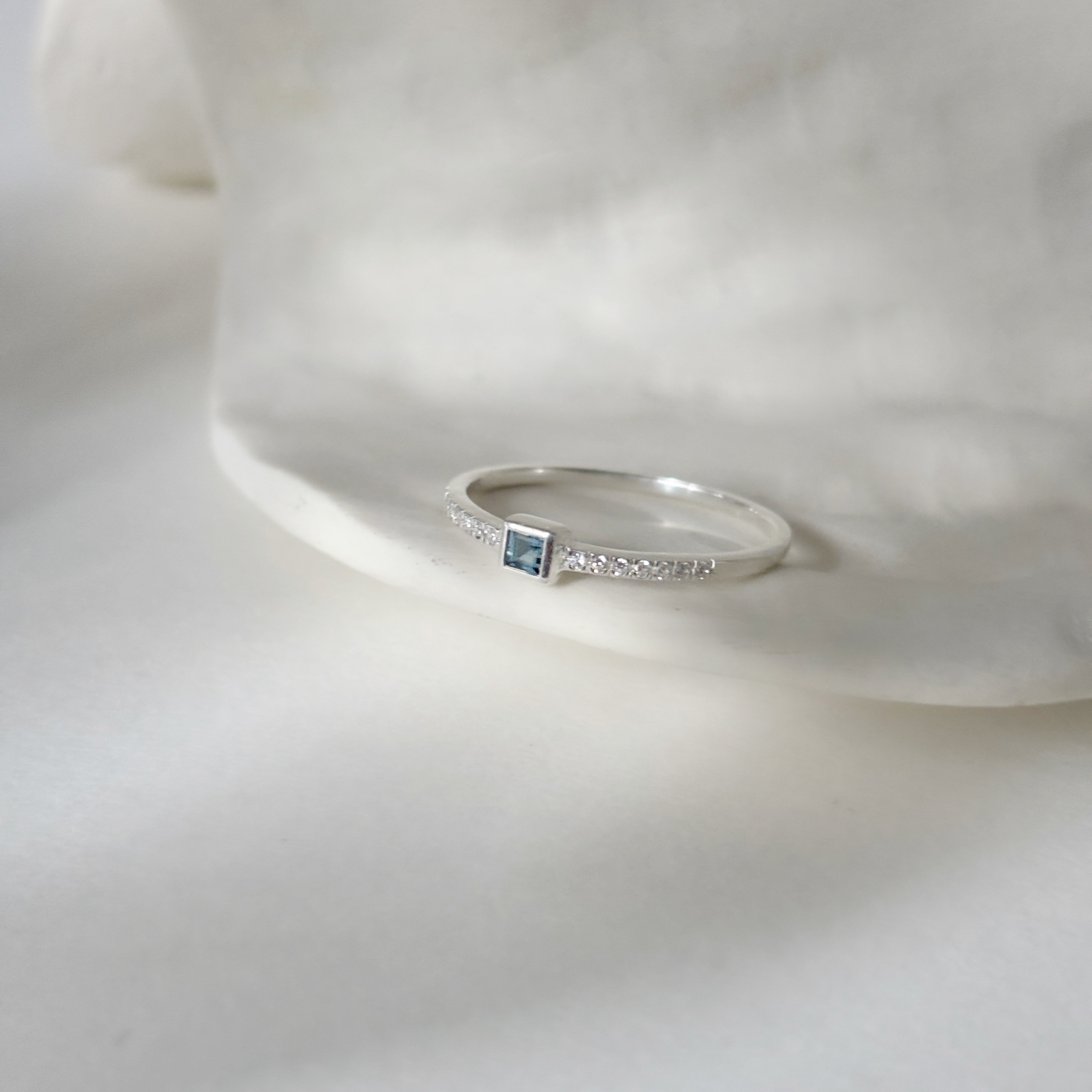 小方形倫敦托帕石排鑽戒指