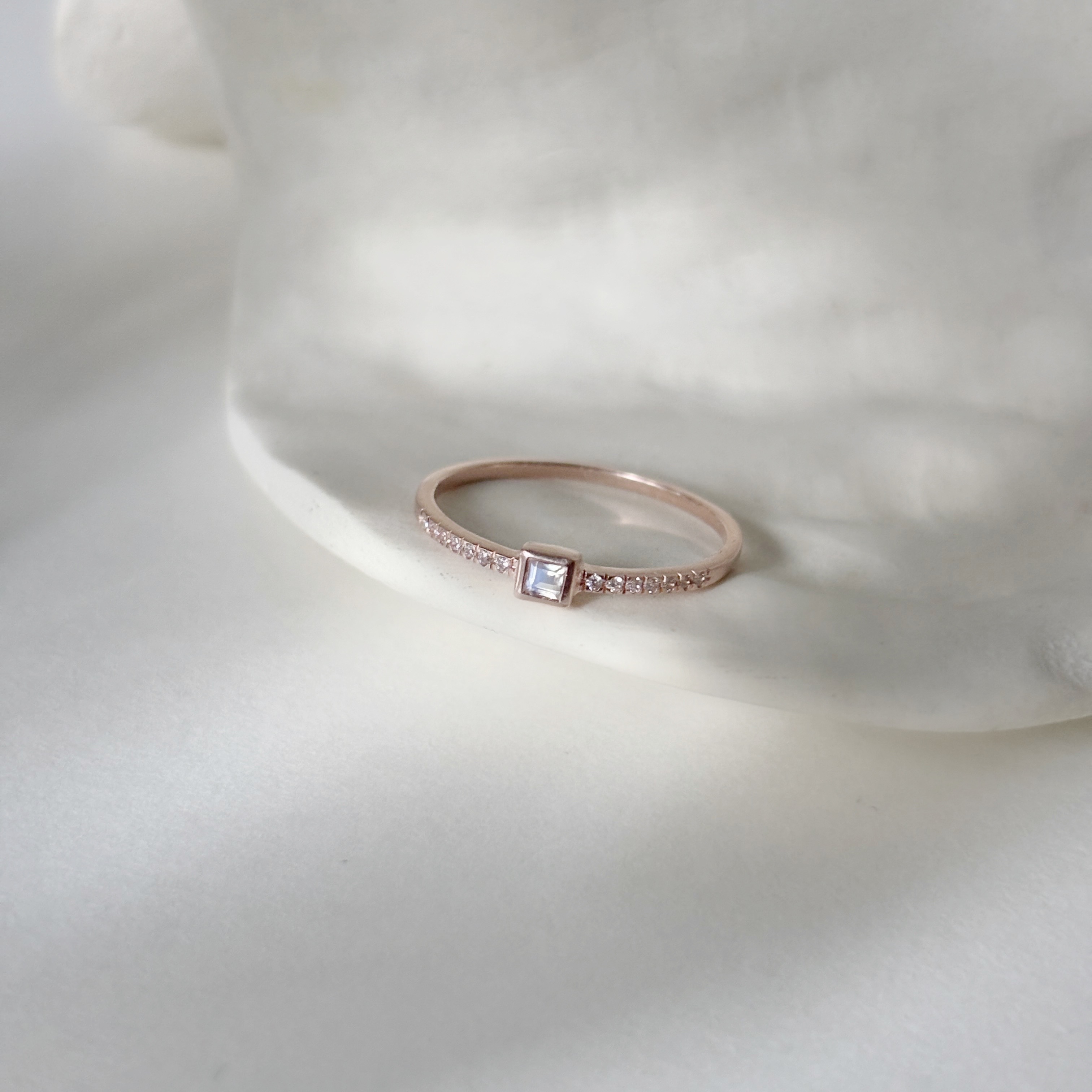 小方形月光石排鑽戒指