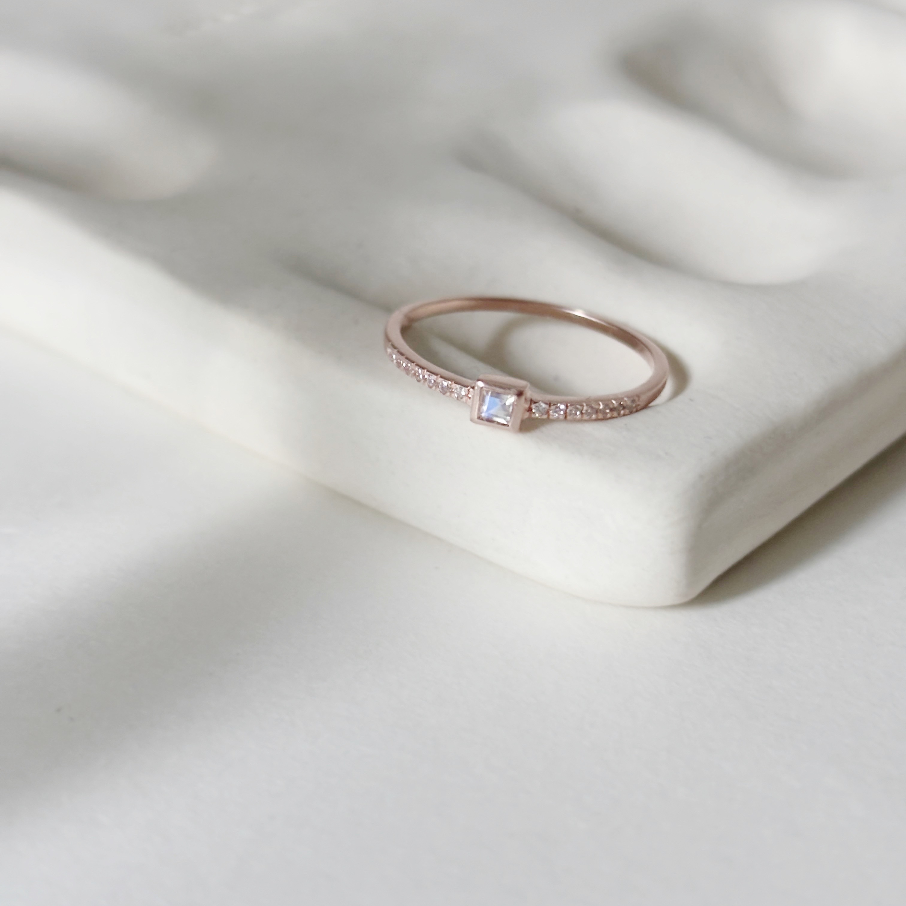 小方形月光石排鑽戒指