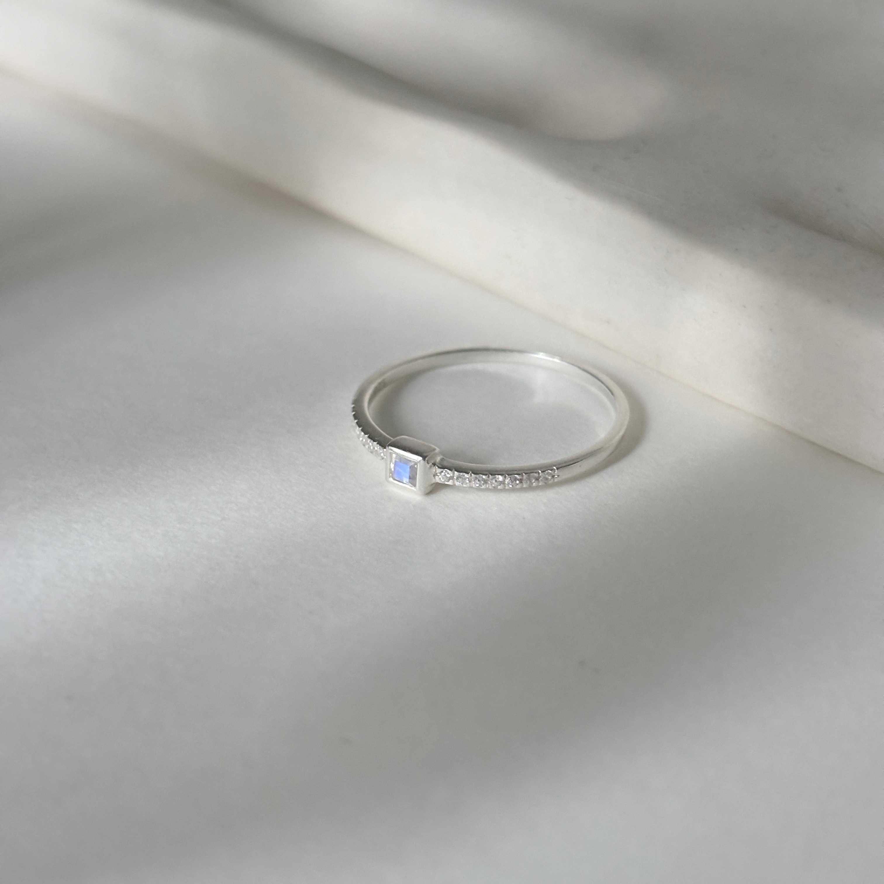 小方形月光石排鑽戒指