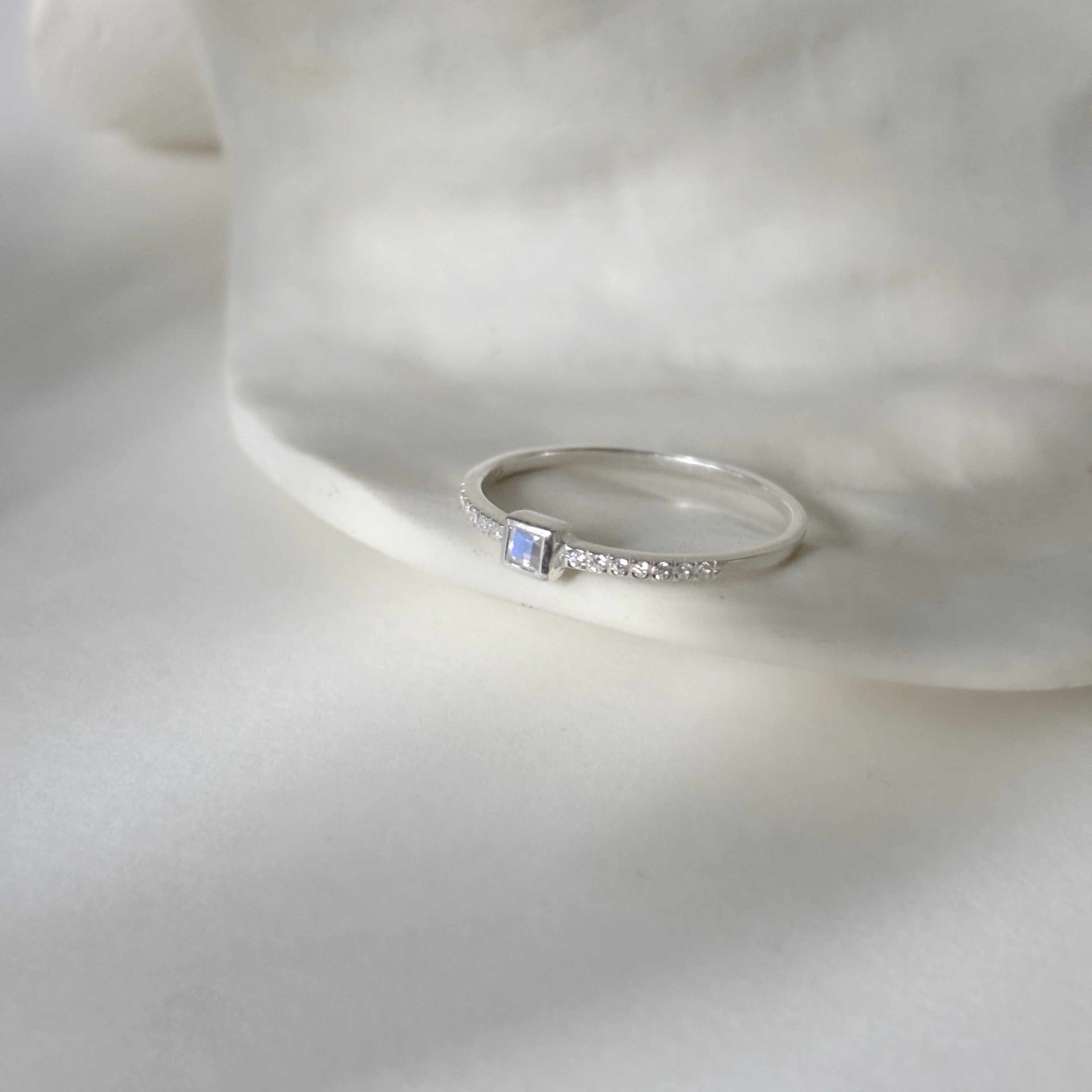 小方形月光石排鑽戒指