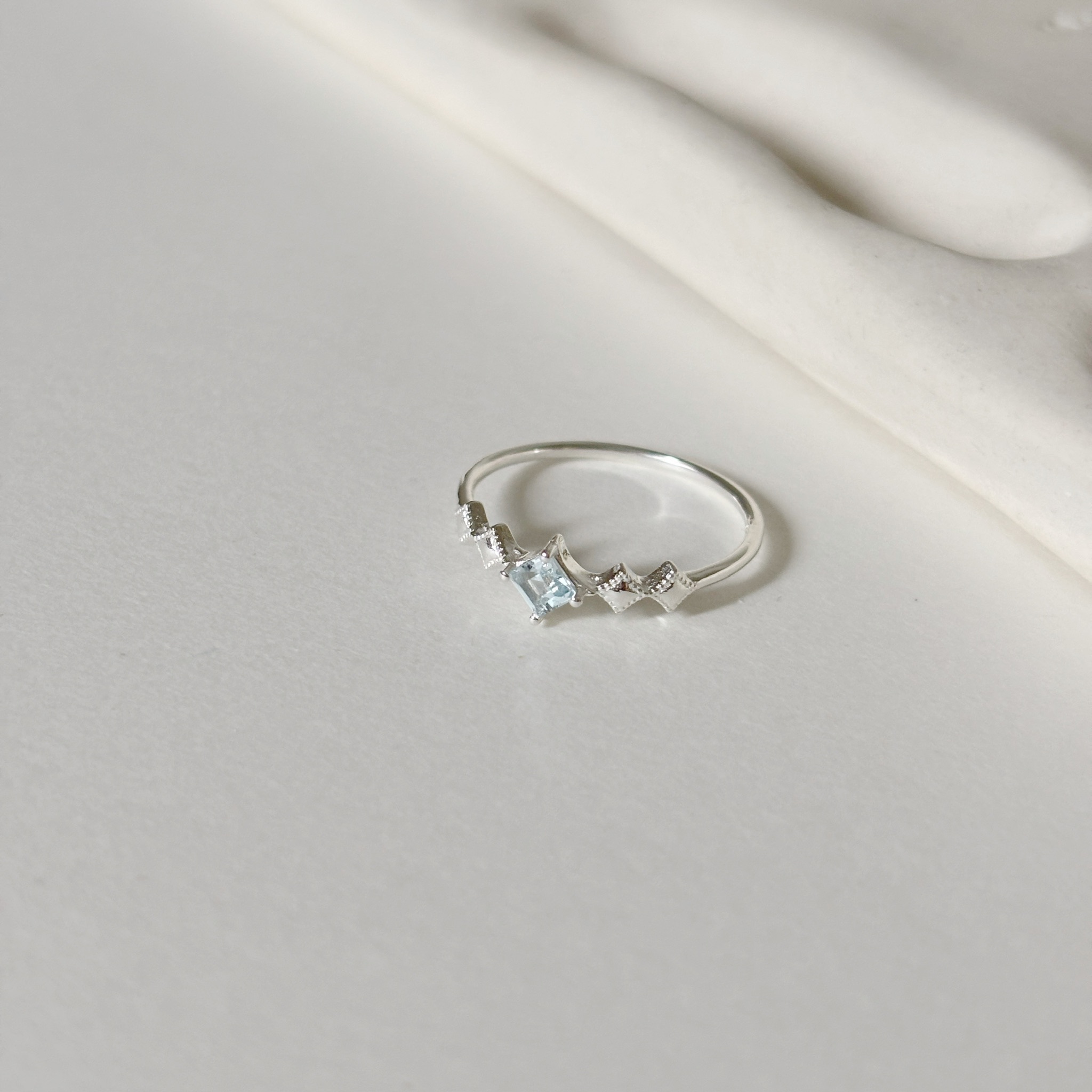 厚滾邊菱形托帕石戒指