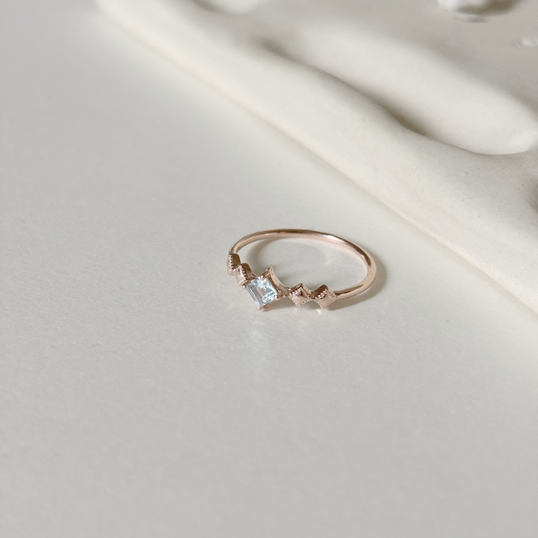 厚滾邊菱形托帕石戒指