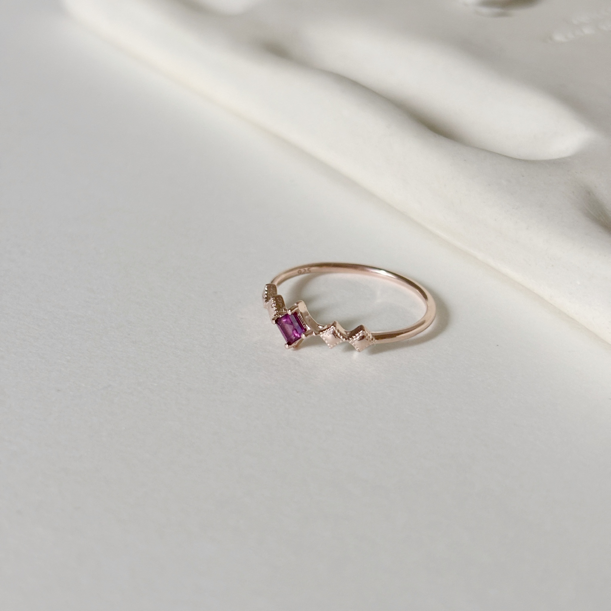 厚滾邊菱形玫瑰石榴石戒指