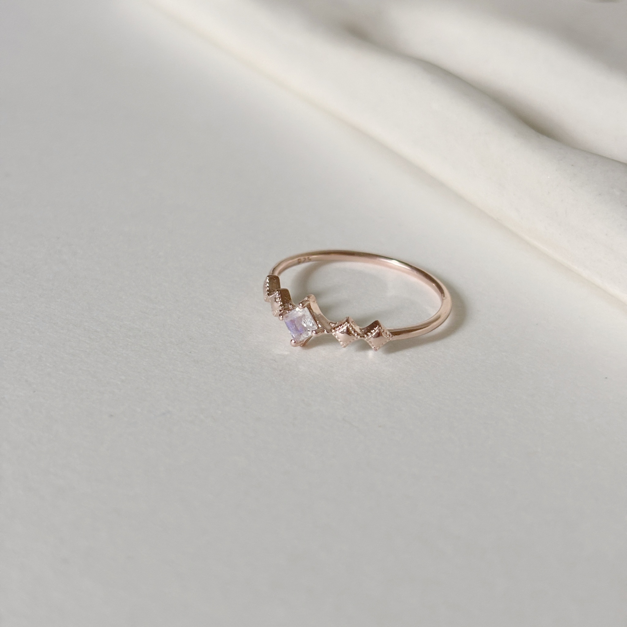 厚滾邊菱形月光石戒指