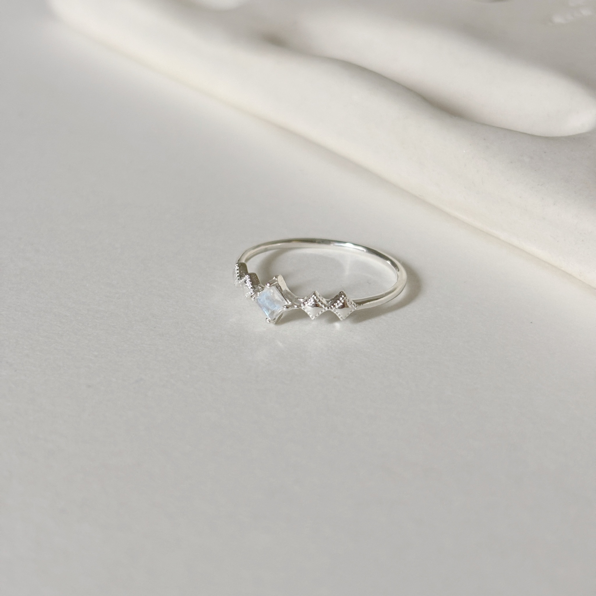 厚滾邊菱形月光石戒指