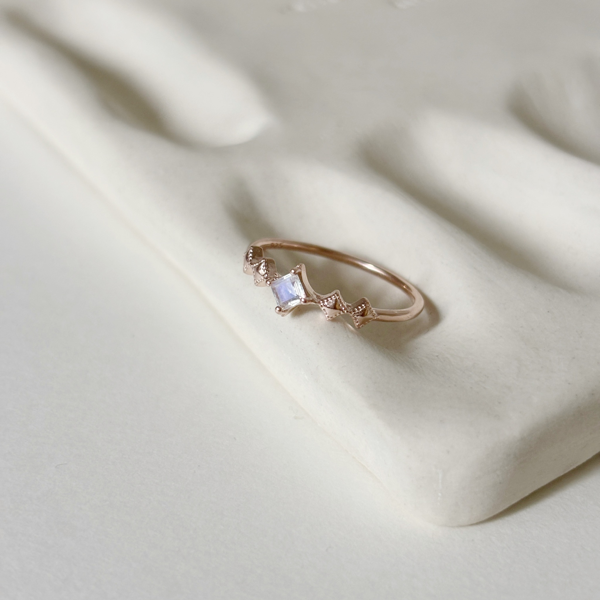 厚滾邊菱形月光石戒指