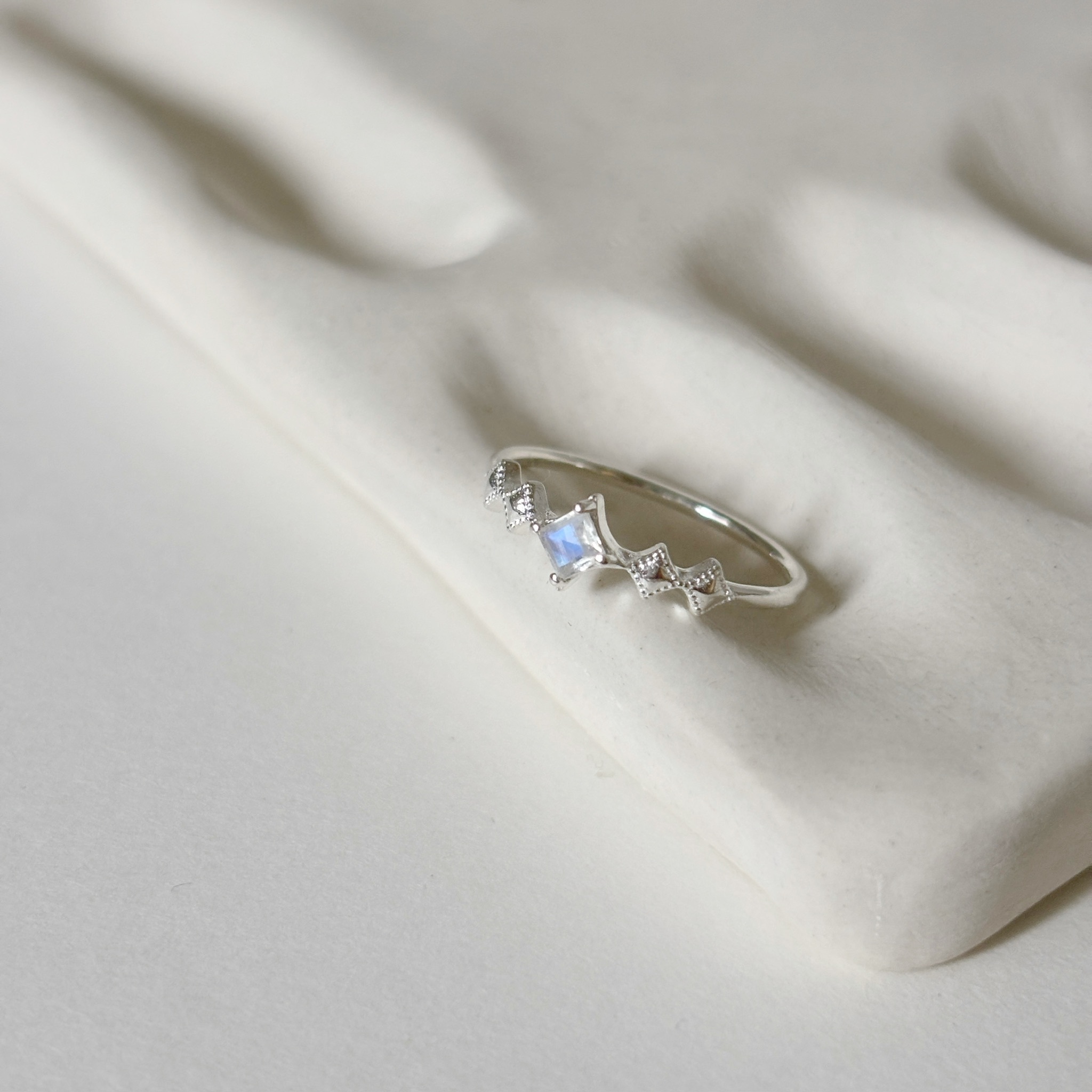 厚滾邊菱形月光石戒指