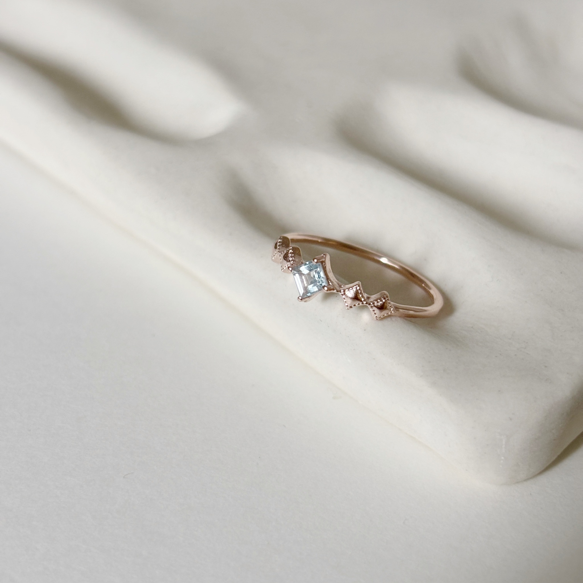 厚滾邊菱形托帕石戒指