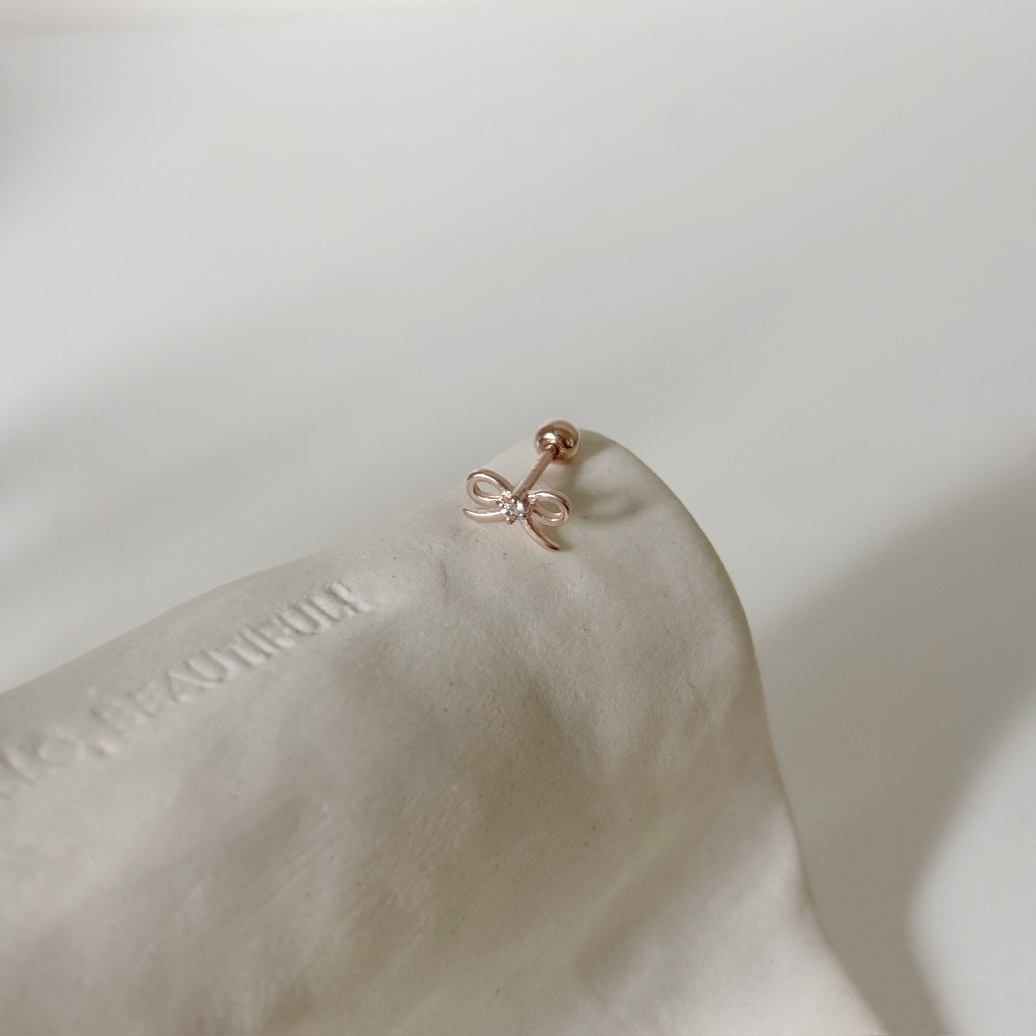 扁扁蝴蝶結白托帕石轉珠耳環