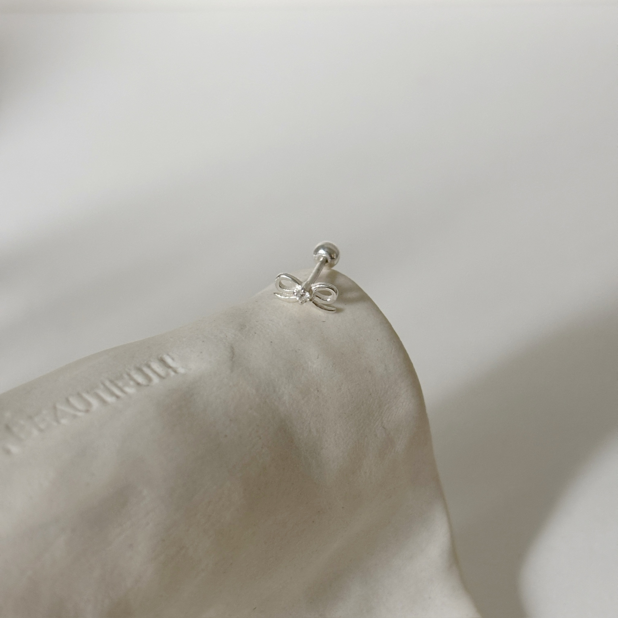 扁扁蝴蝶結白托帕石轉珠耳環