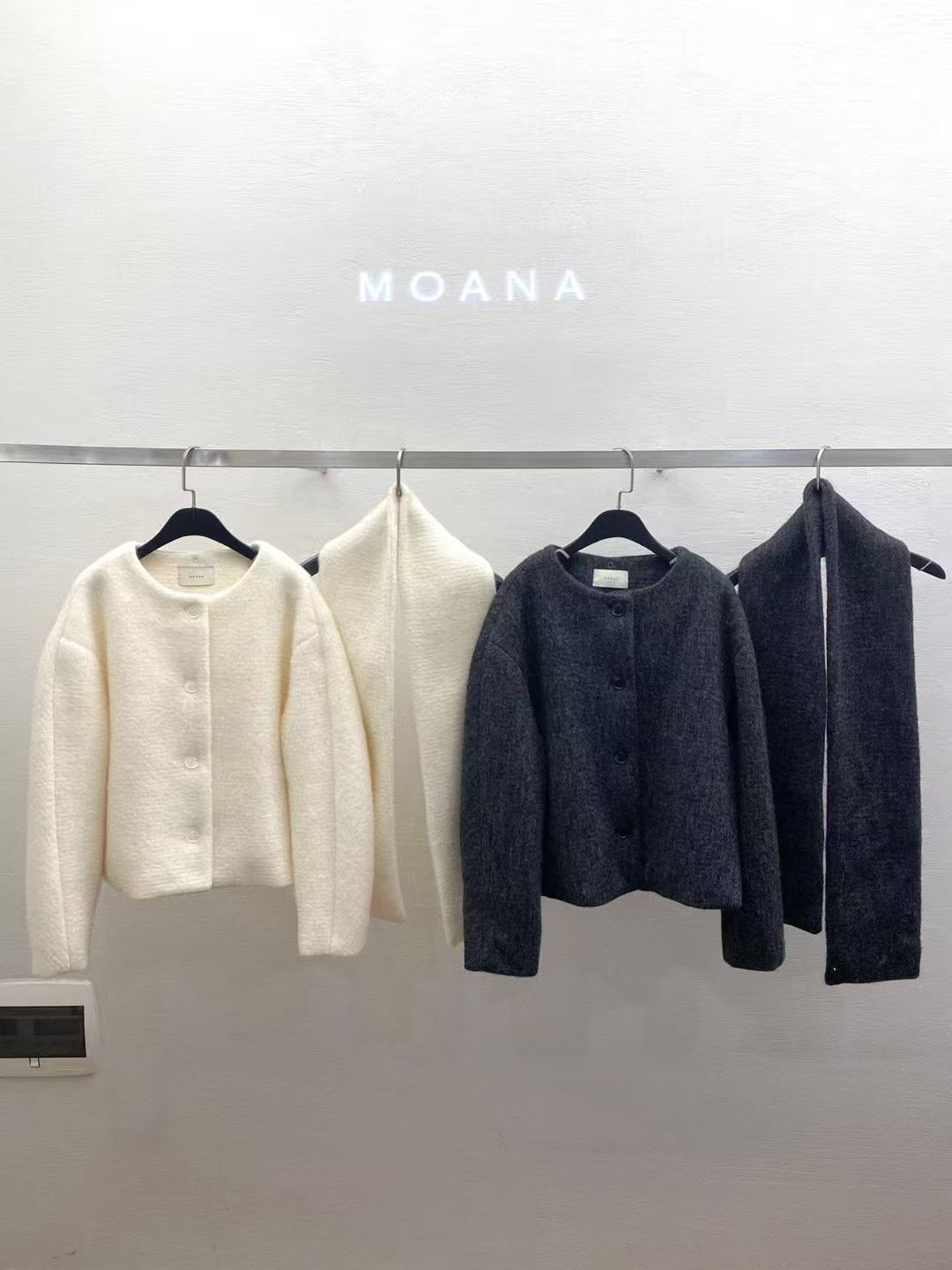 MK5209 圓領短版毛絨外套+頸巾