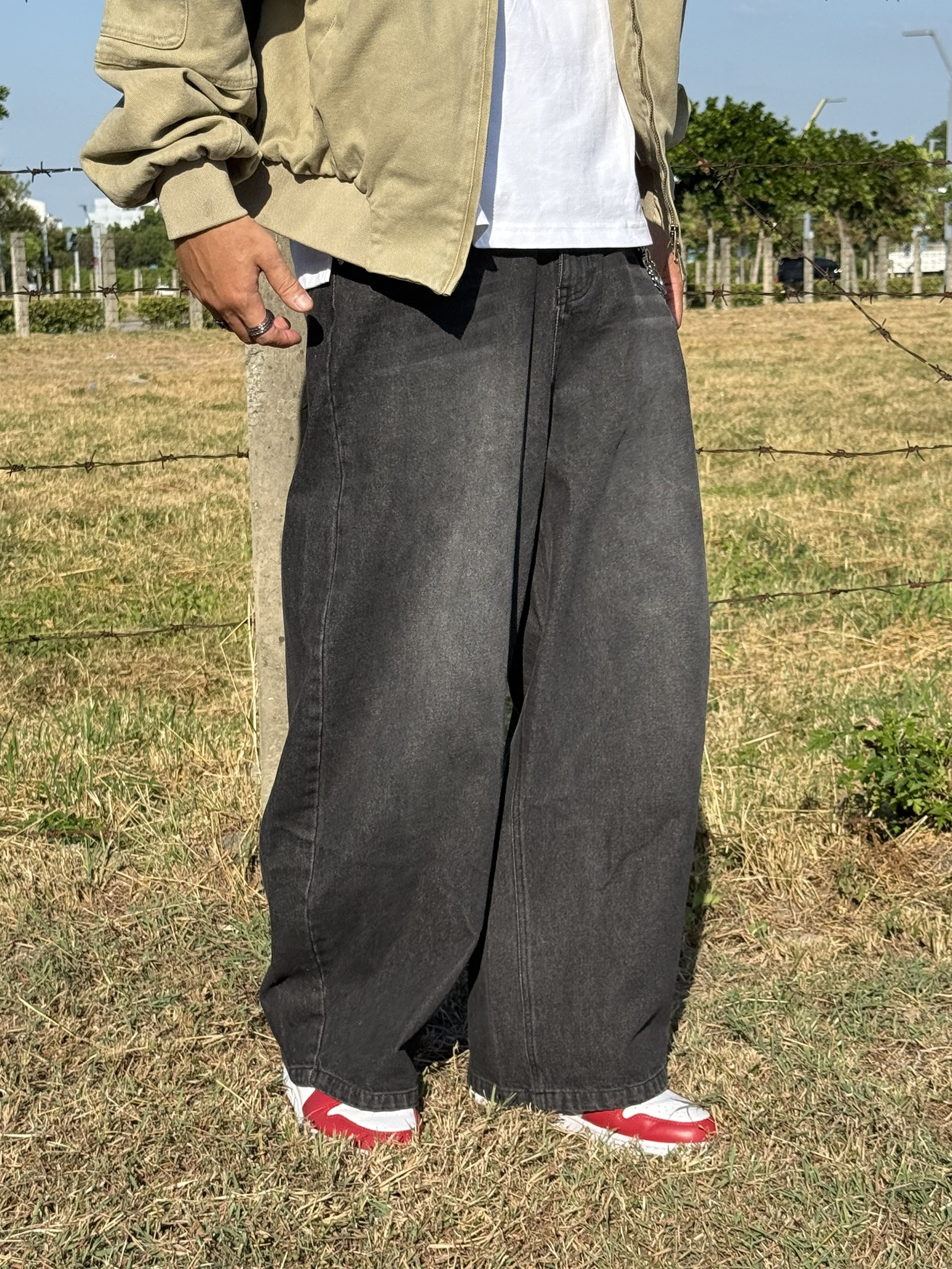 水洗街頭霧黑彎刀牛仔褲