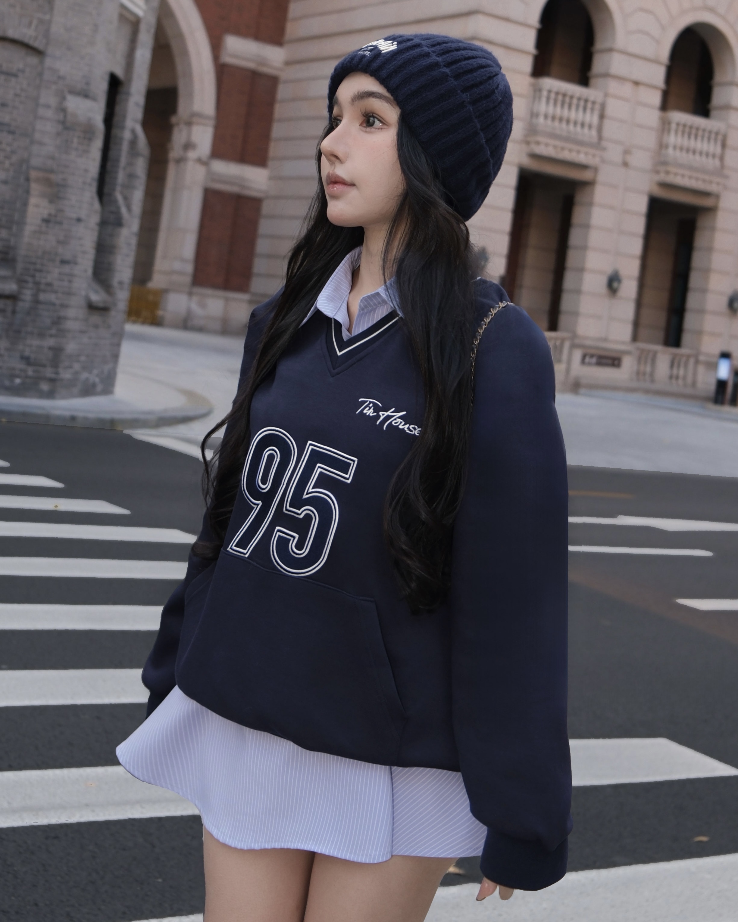 訂製-學院風字母刺繡V領大學T