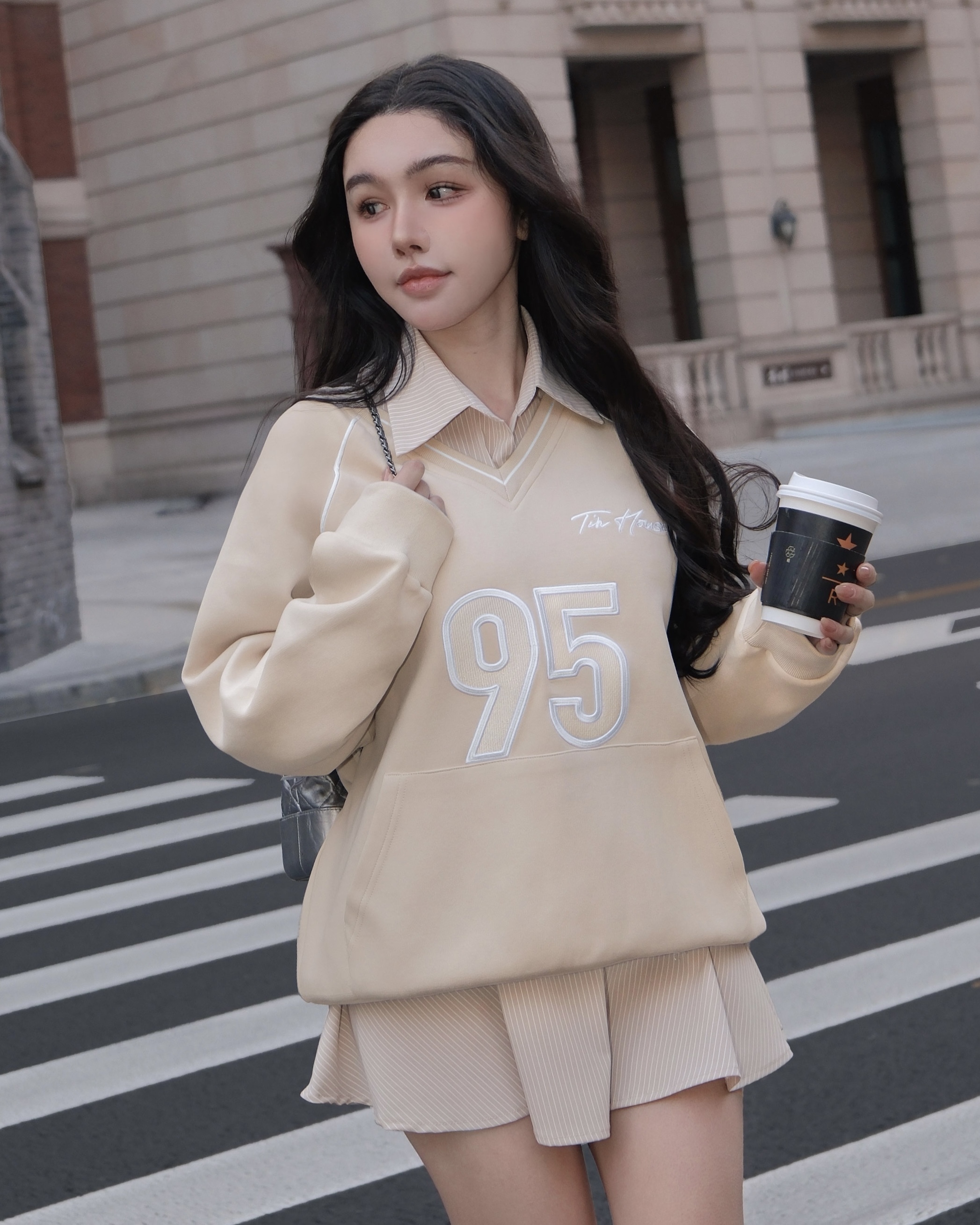 訂製-學院風字母刺繡V領大學T