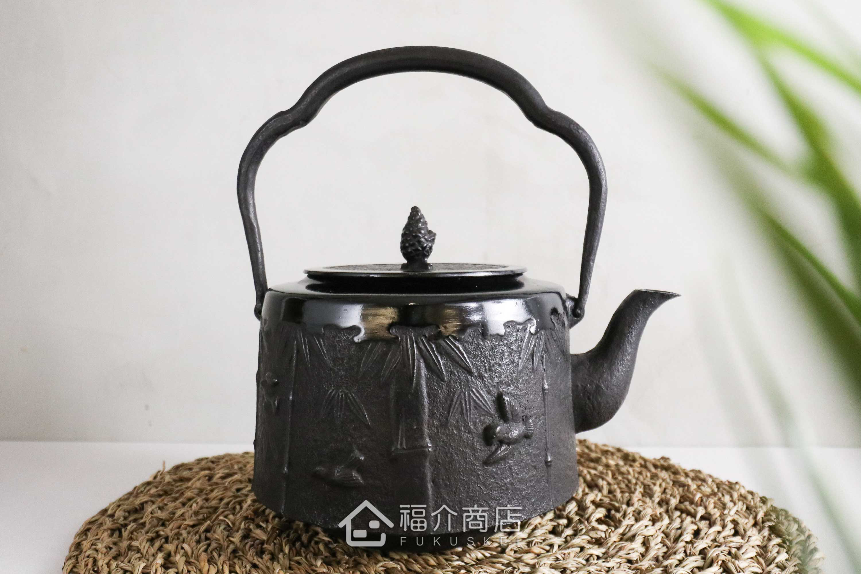 用來煮水泡茶鑄鐵壺的壺身有竹子跟飛鳥造型