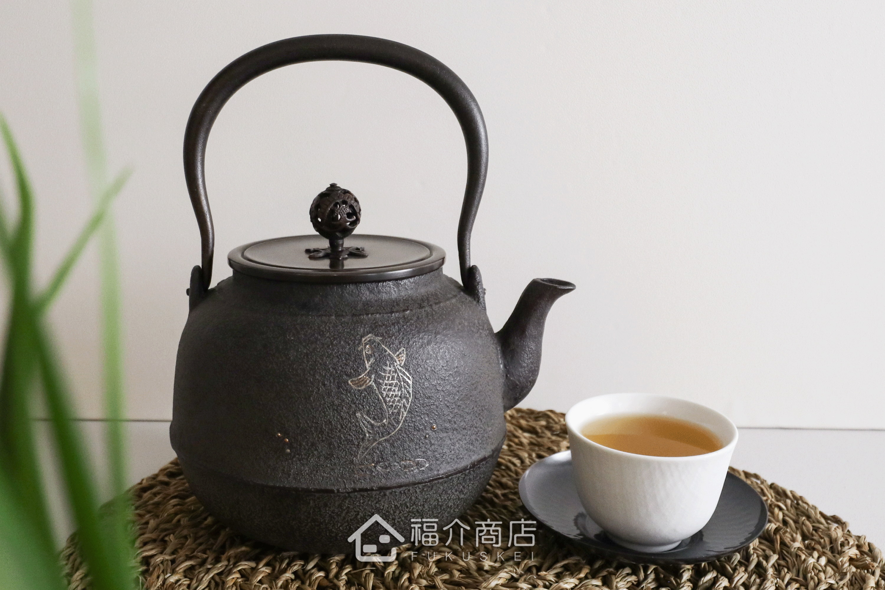 煮水泡茶用的銅蓋鐵壺，壺身象嵌鯉魚紋