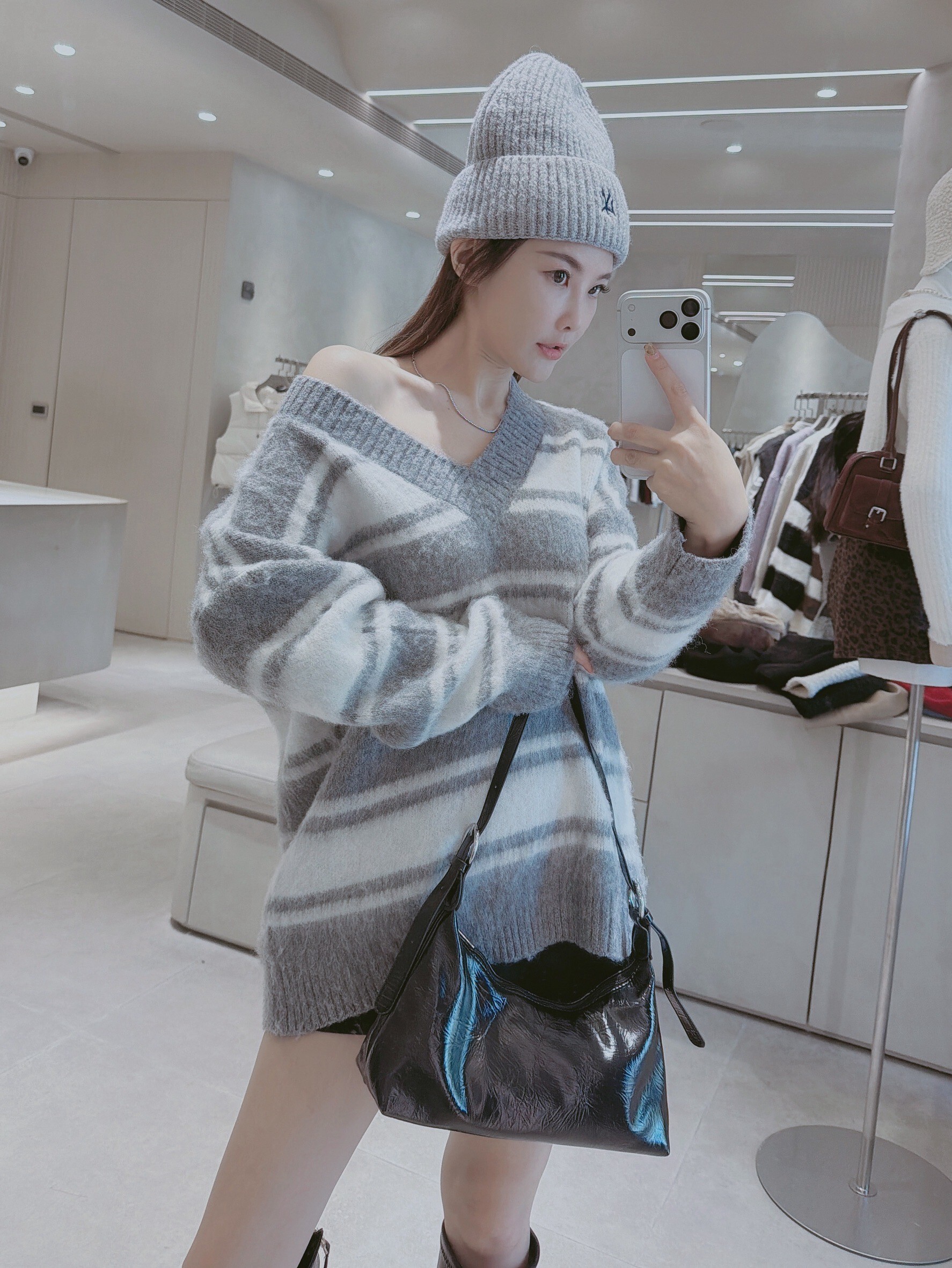 V領粗細條拉毛毛衣