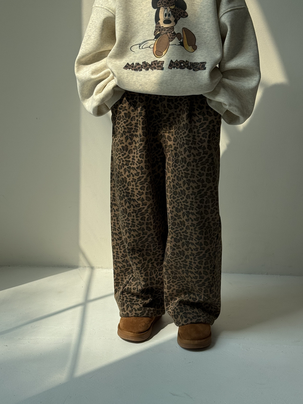 秋冬一定要準備的加絨豹紋直筒褲