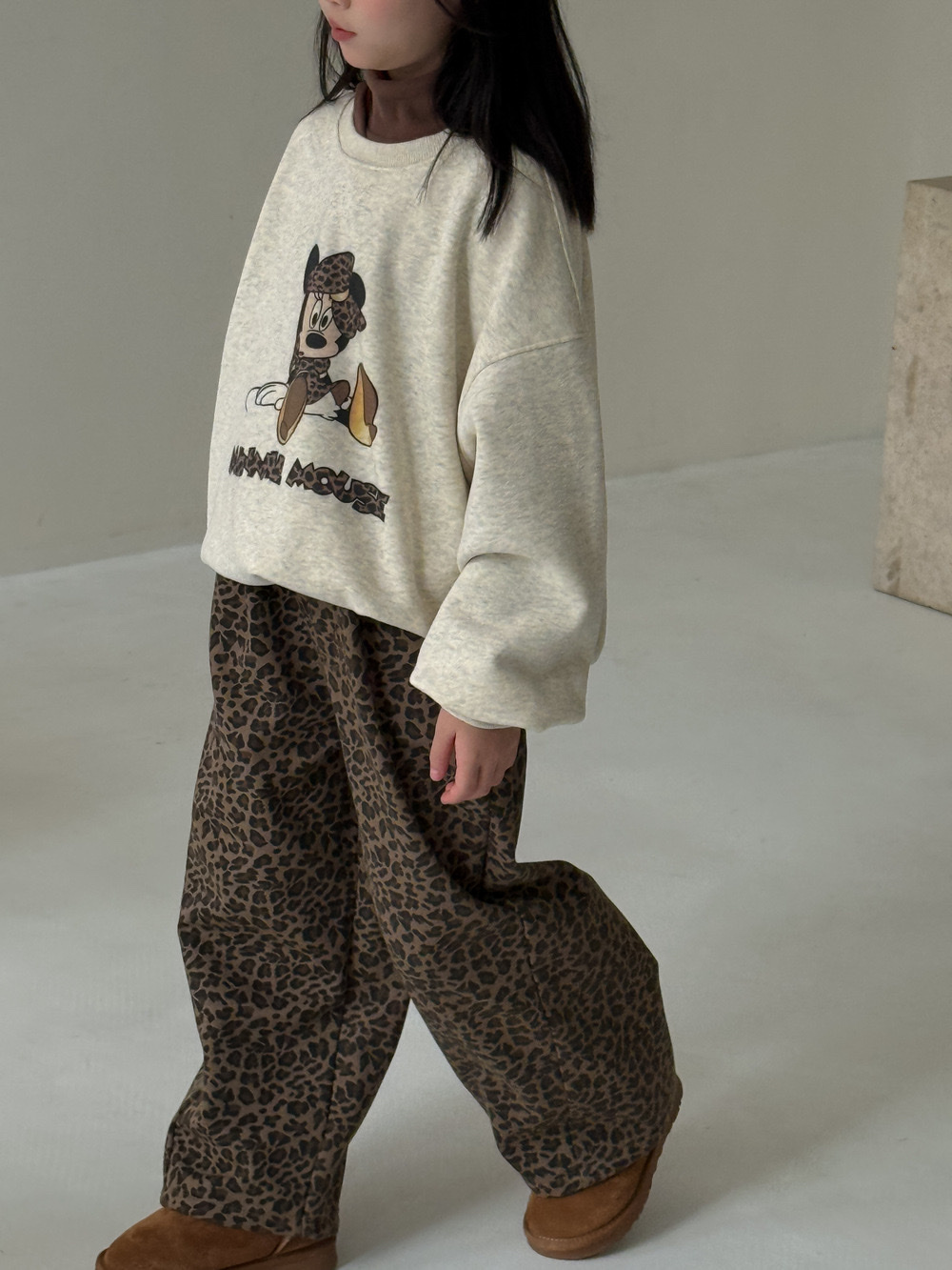 秋冬一定要準備的加絨豹紋直筒褲