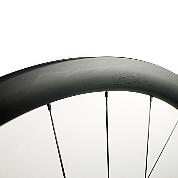 VAVUI Sharp Disc+ 700C 40mm 空氣力學碳纖維輪框，兼具穩定性與速度