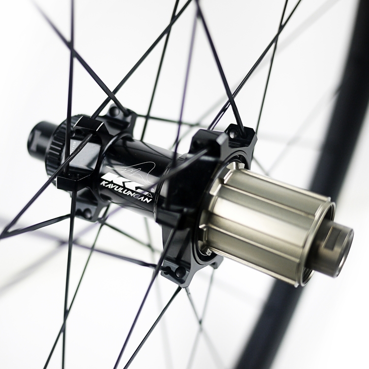 Sharp Disc+ 花鼓搭配 Sapim Cx-ray 輻條，高強度與順暢動力傳遞