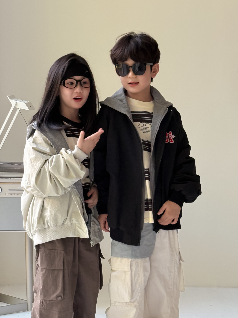 假兩件字母連帽棒球外套