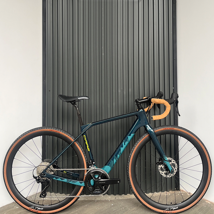 使用 VAVUI Sharp Disc+ 碳纖維輪組於 Gravel 地形騎乘