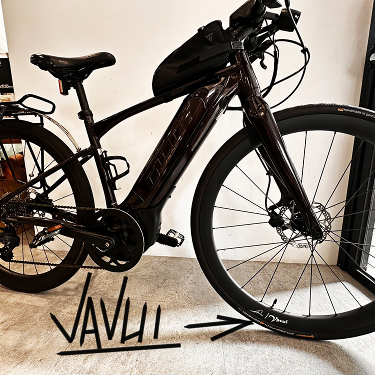 E-Bike 搭載 VAVUI Sharp Disc+ 碳纖維輪組，高剛性設計