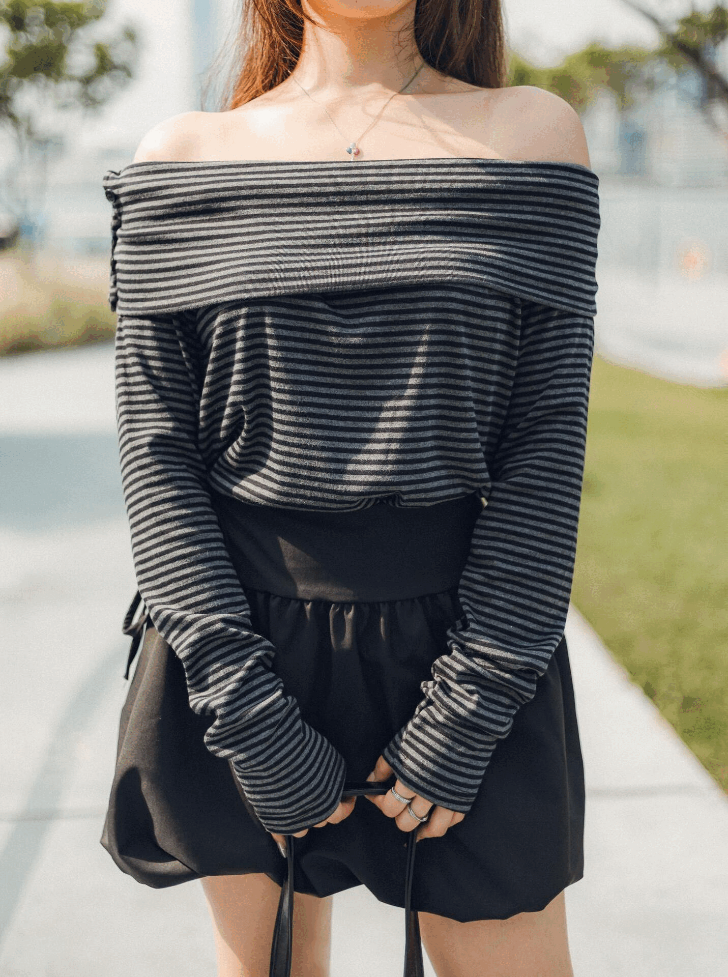 解開鈕扣更好看！條紋一字膊長袖上衣