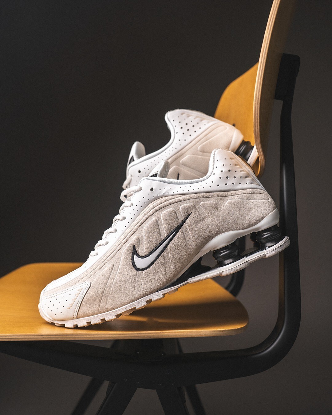 iSNEAKERS｜Nike Shox R4 "White Black Suede" 米白 HQ7739-100