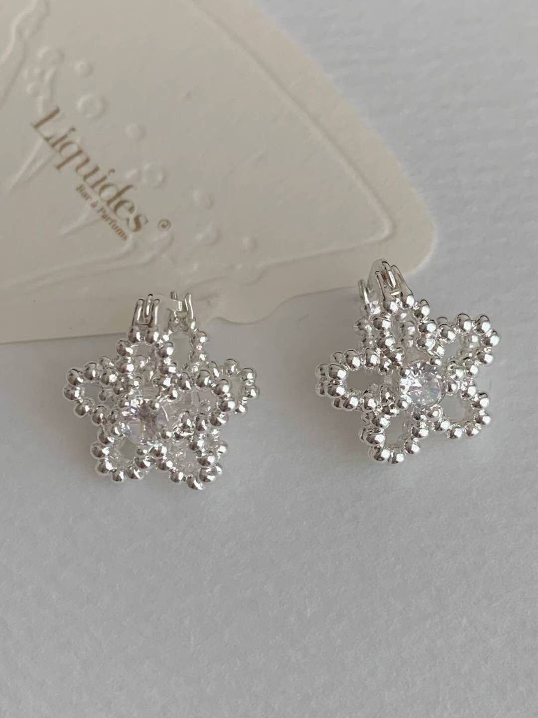 單鑽珠珠鏤空花朵造型耳環