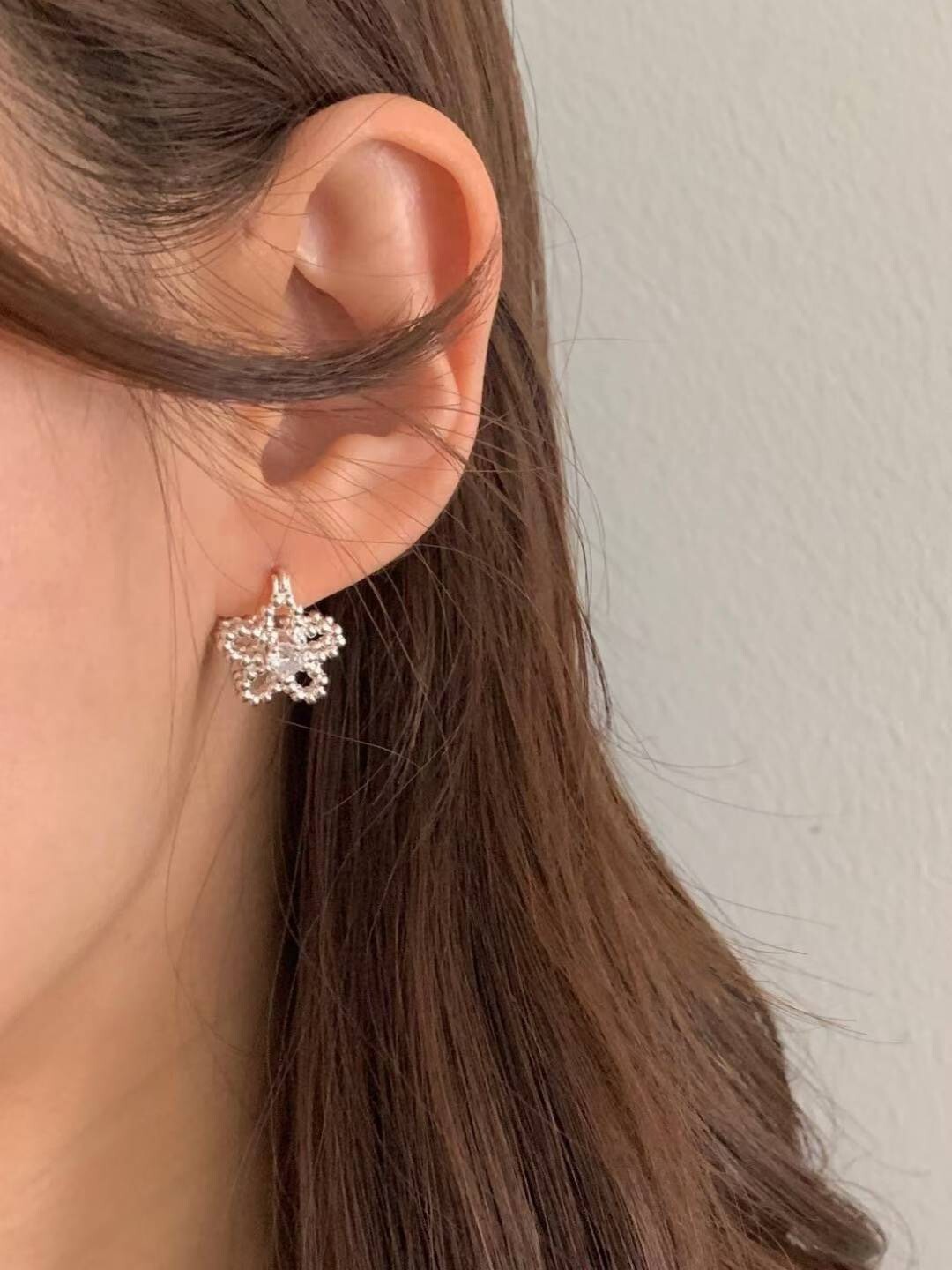 單鑽珠珠鏤空花朵造型耳環