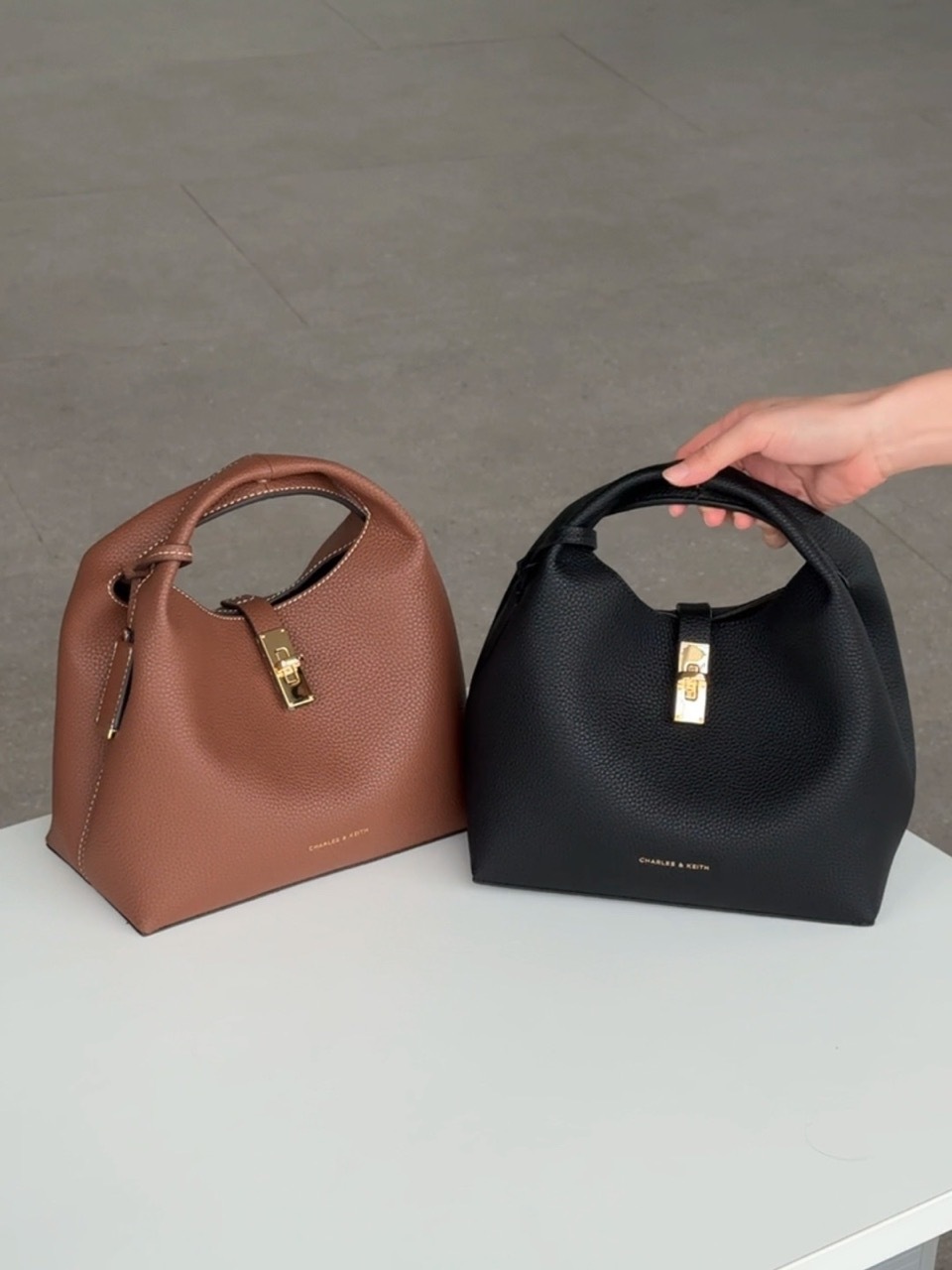 Charles & Keith Chance 金屬釦水桶包 飯盒包 菜籃子 手提包 側背包 小CK / 預購