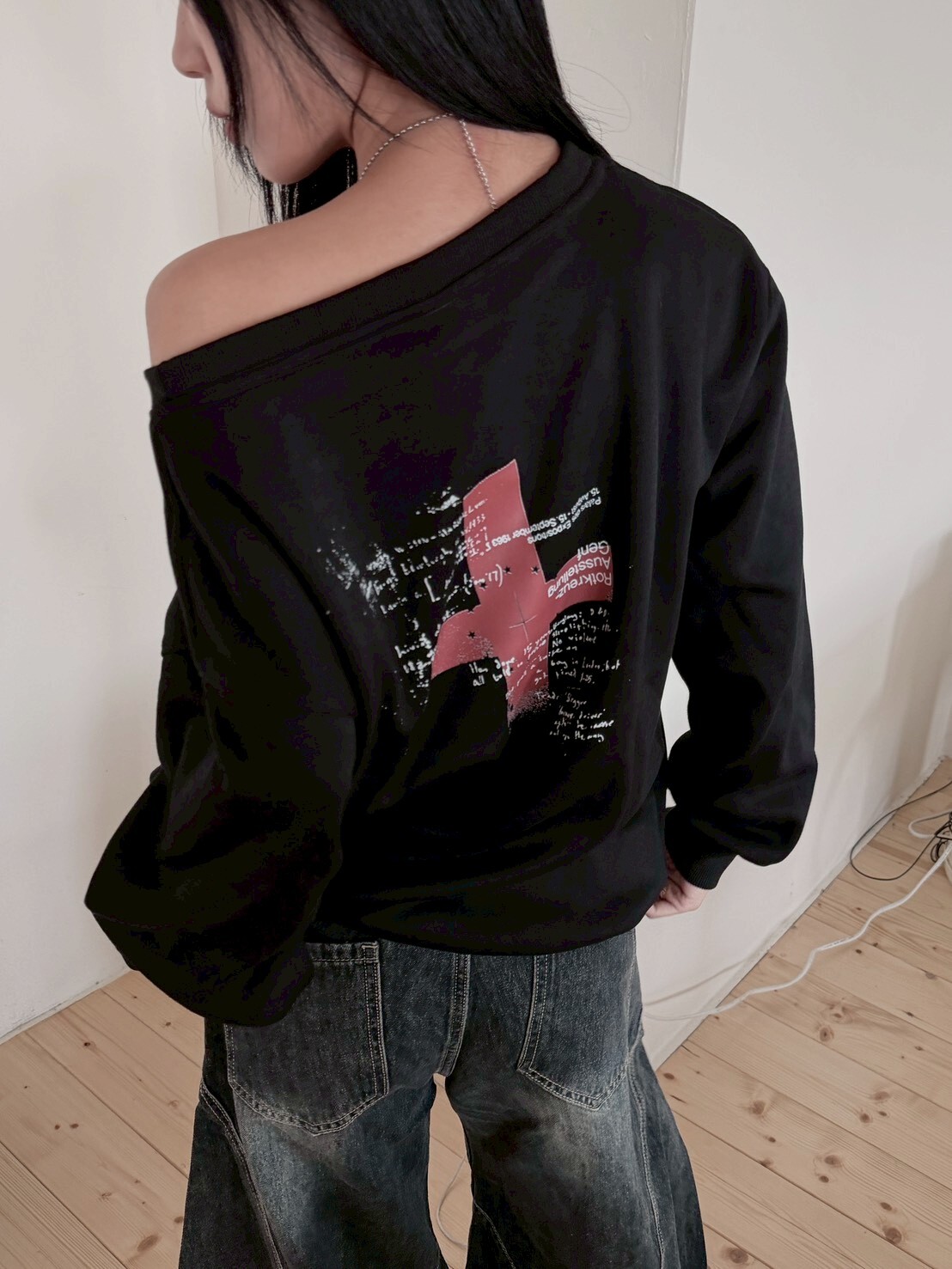 入秋頹廢感✘哥特風十字印花斜肩上衣