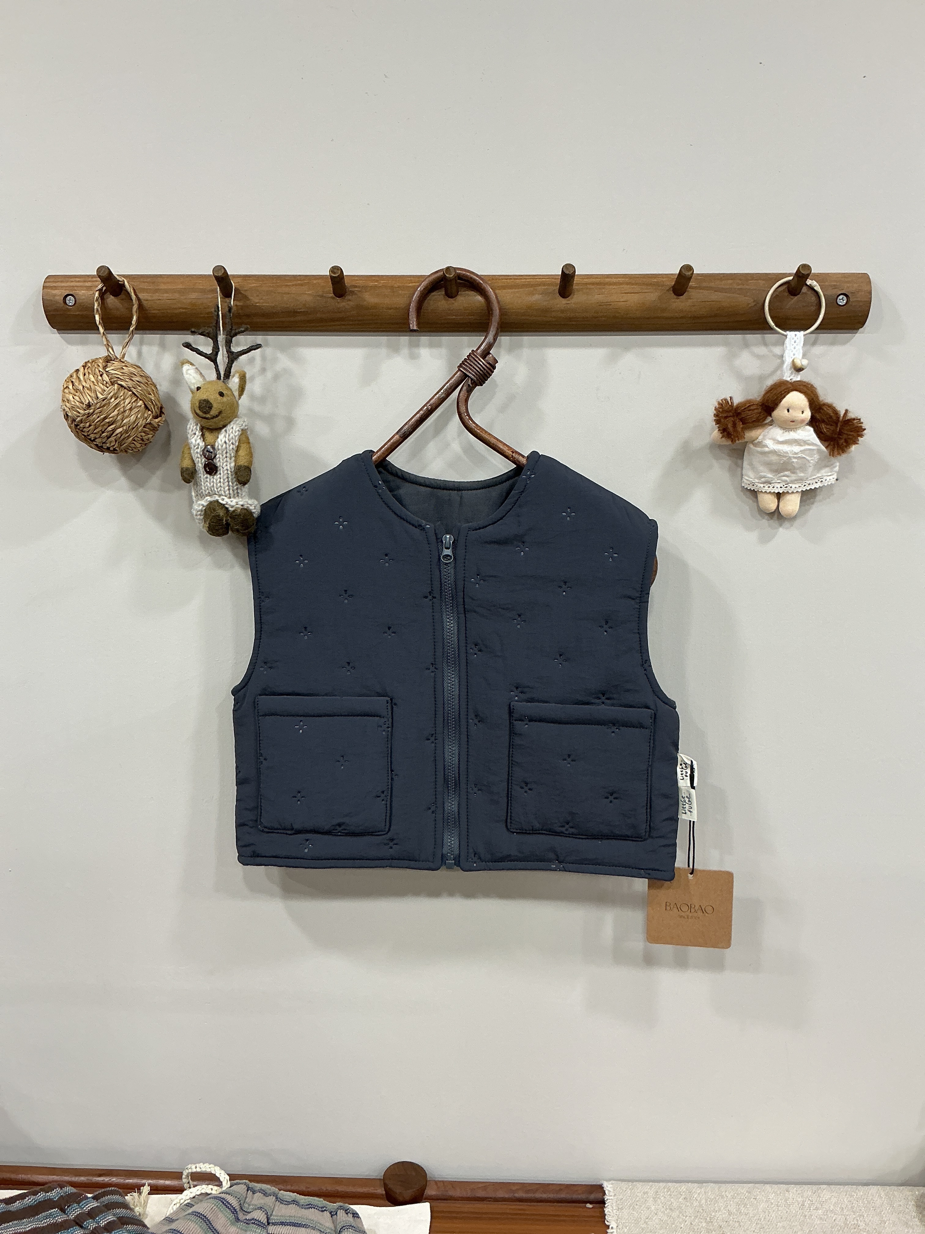 A03477花花壓紋背心