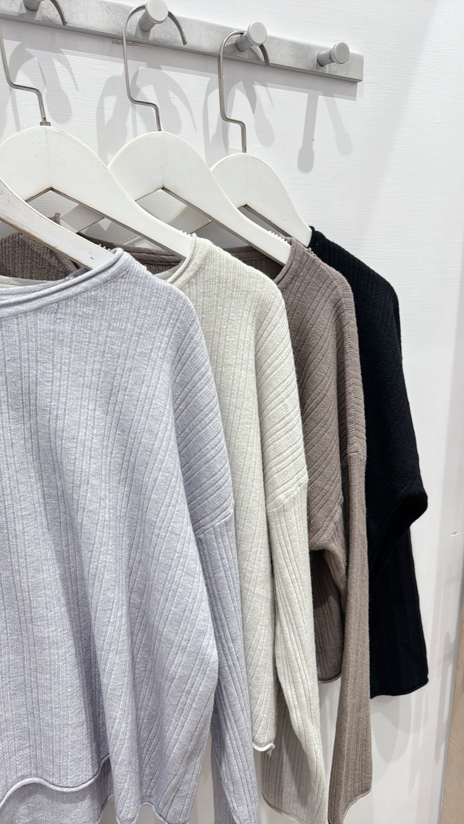 圓領微捲邊坑條針織上衣