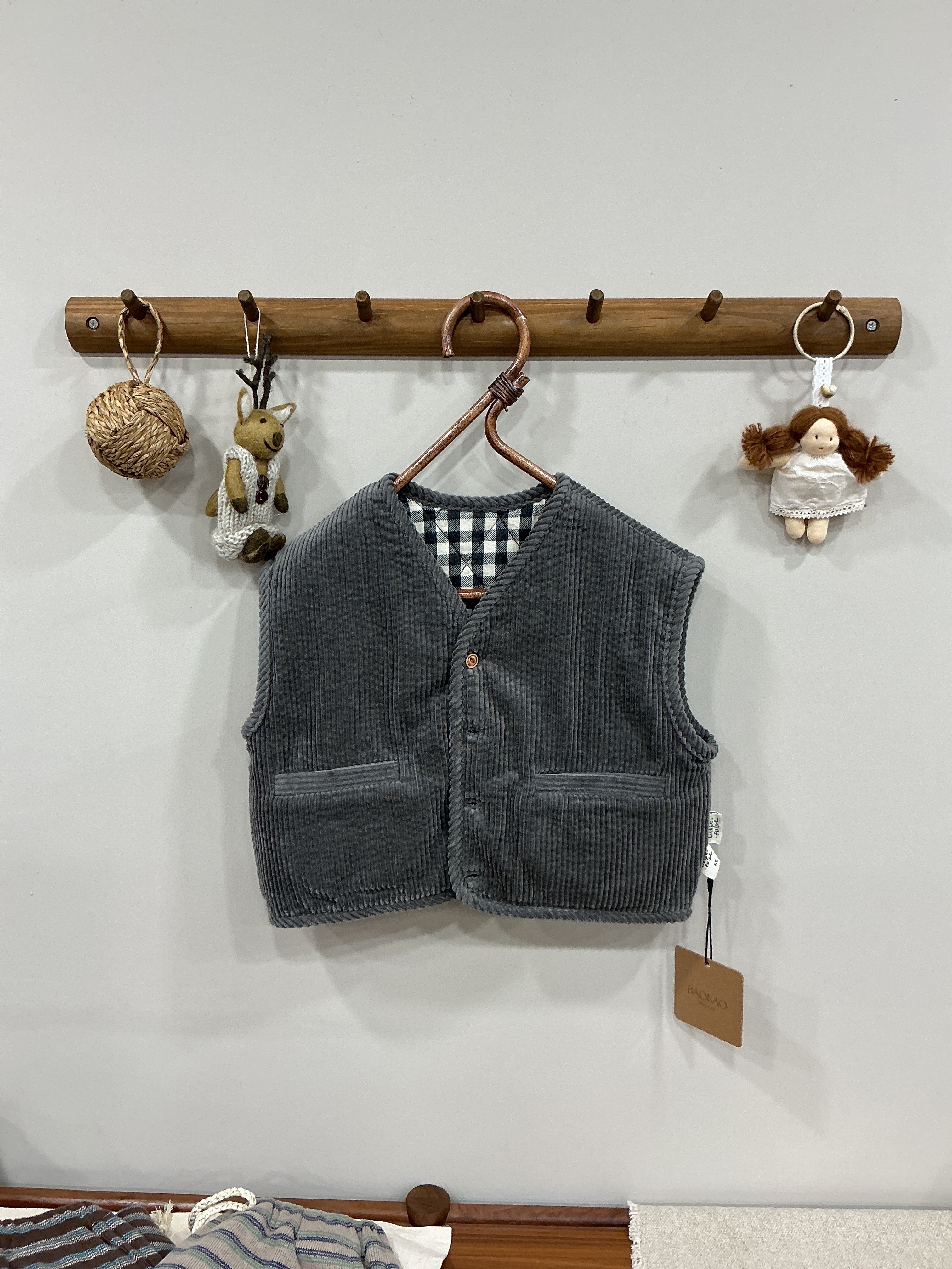 A03478燈芯絨木扣背心