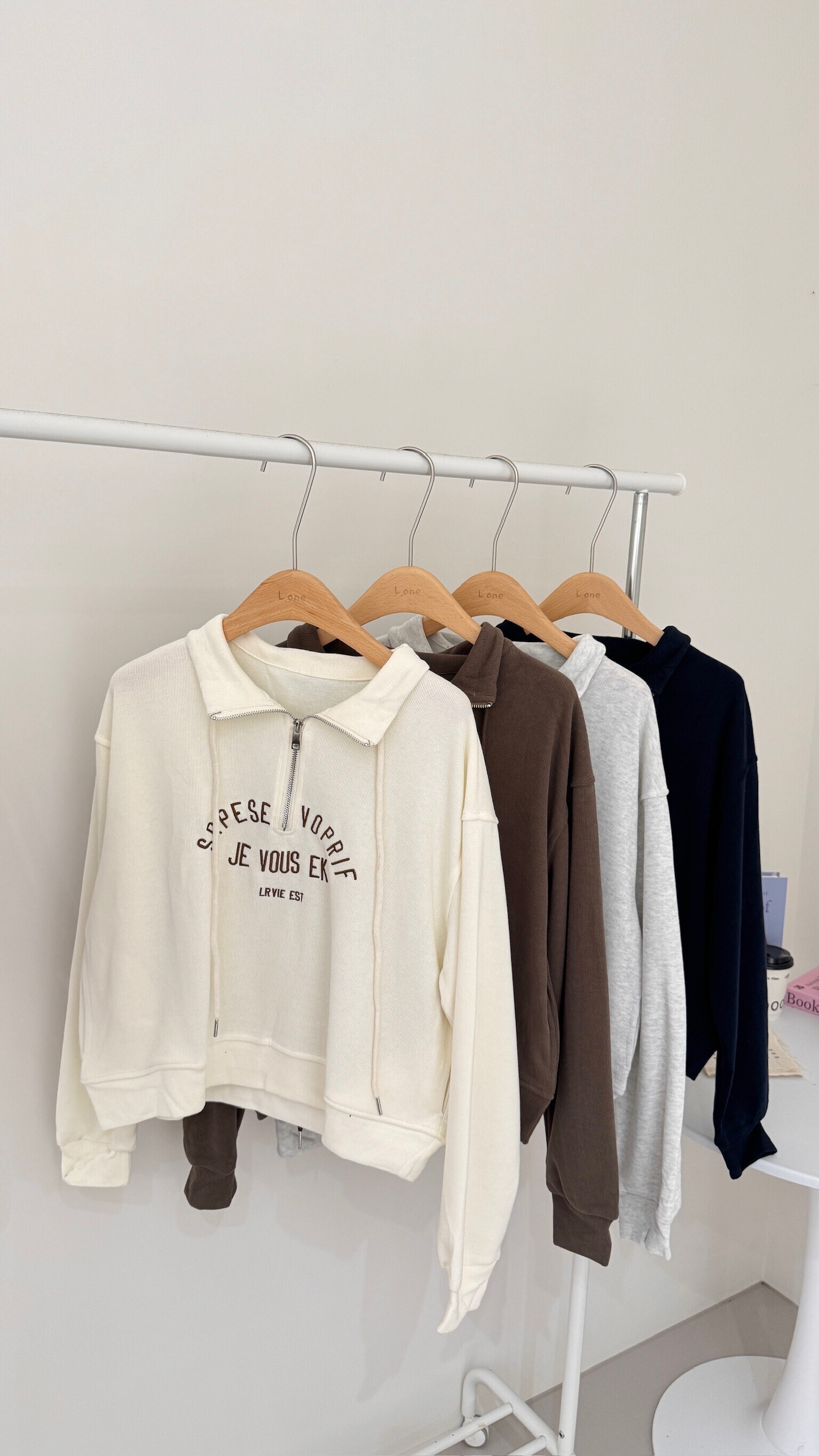 立領拉鍊字母tee