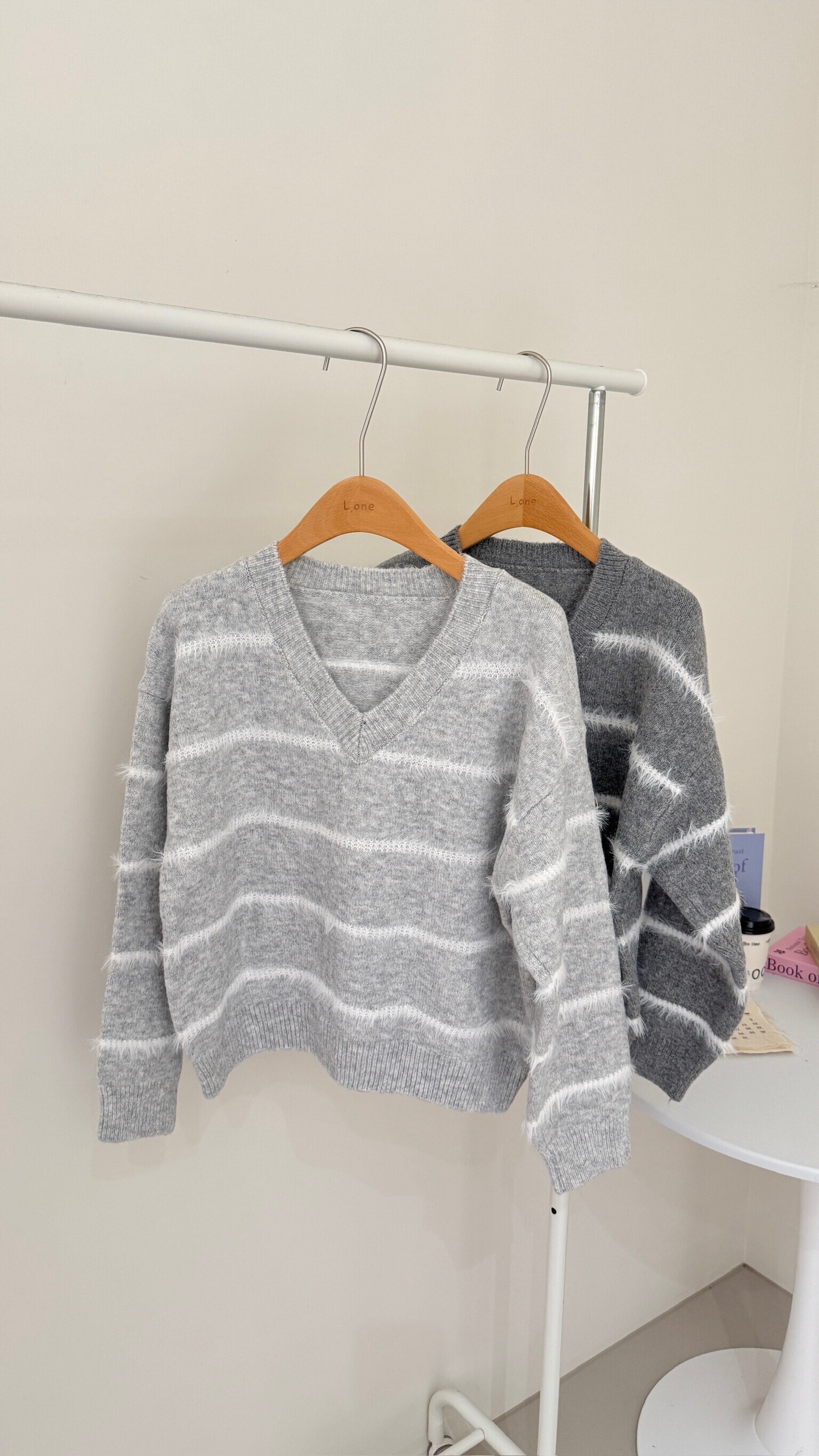 V領貂毛條紋毛衣