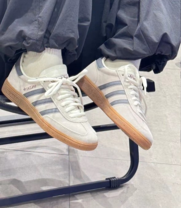 【預購】ADIDAS HANDBALL SPEZIAL 奶油灰藍 米色 米灰 莫蘭迪 焦糖底 男鞋 HQ5130