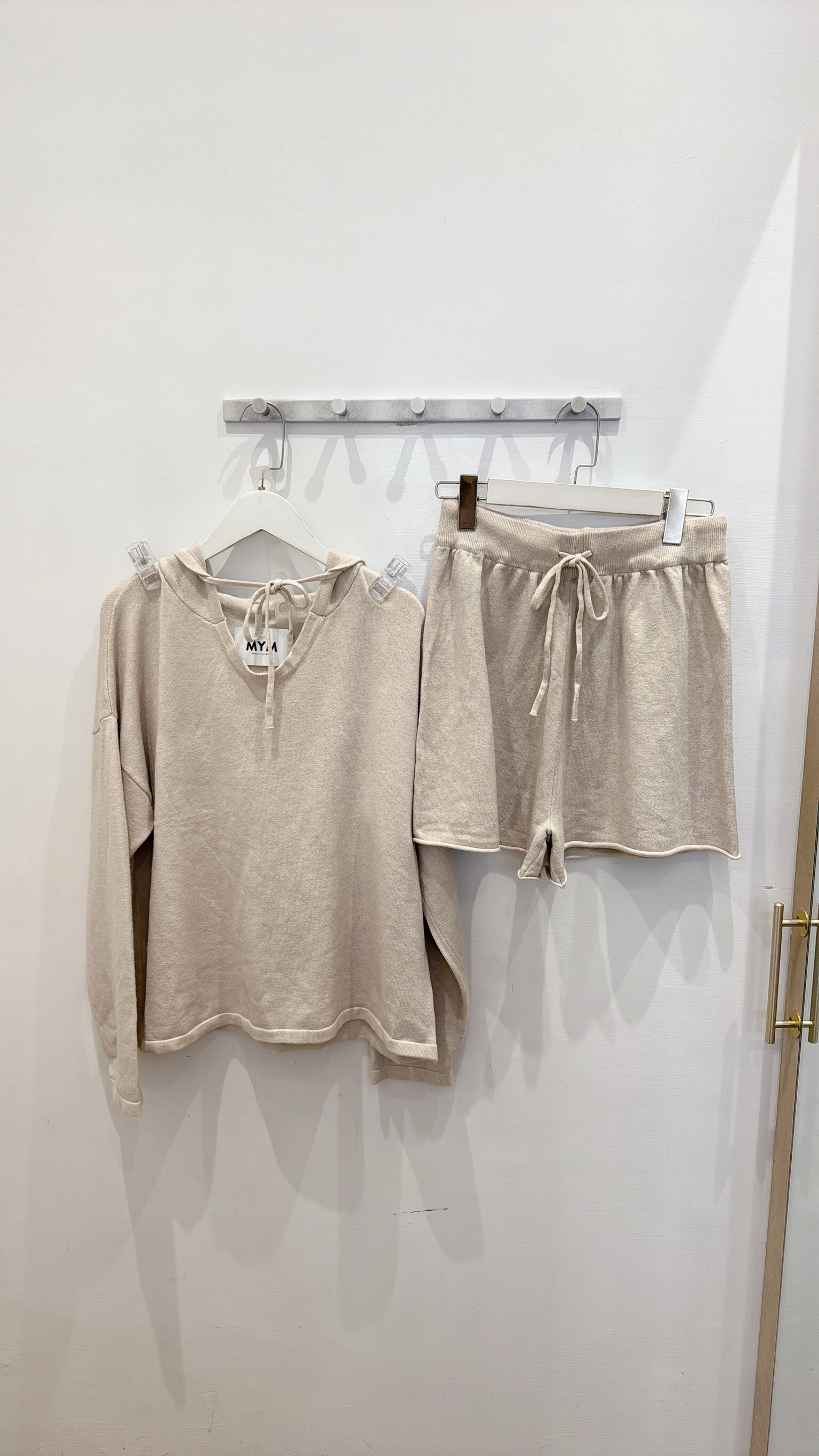 舒適連帽針織衣+鬆緊短褲