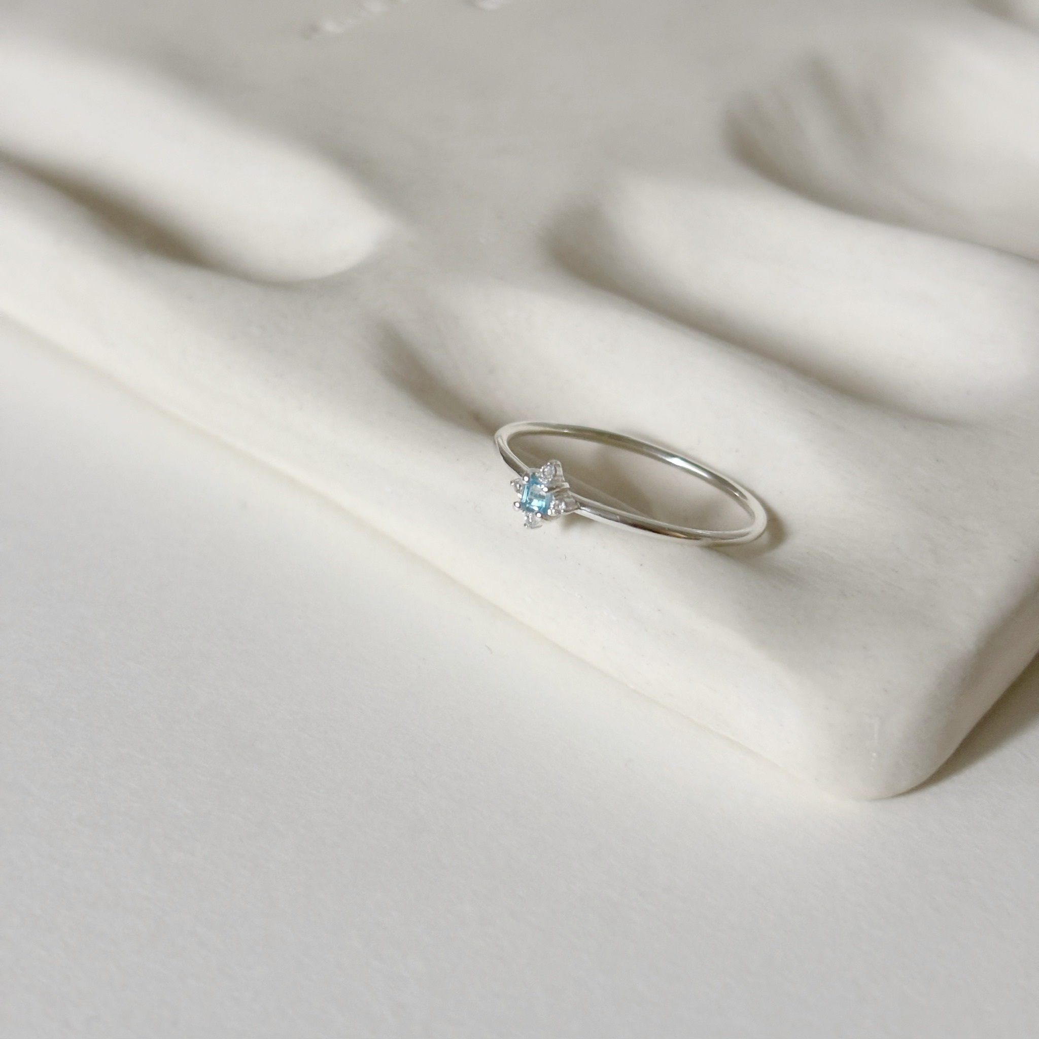 小窗花藍托帕石戒指