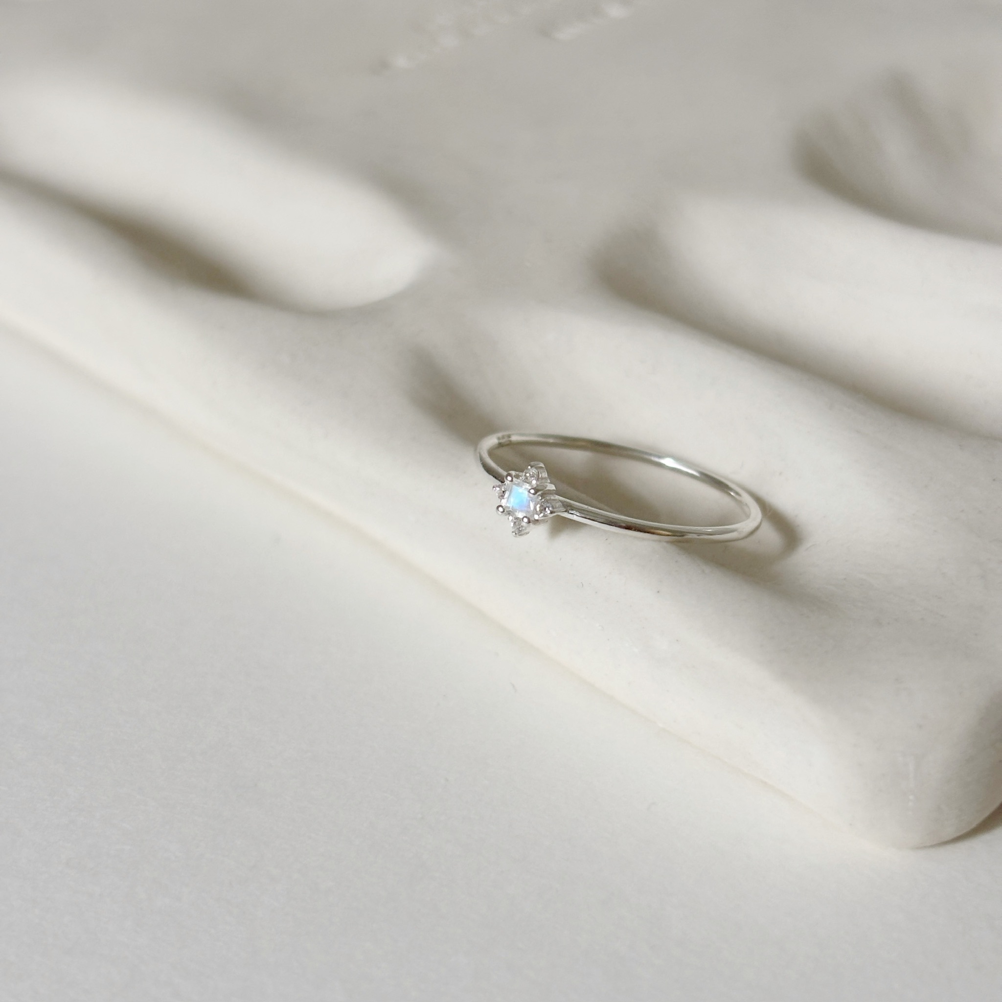 小窗花月光石戒指