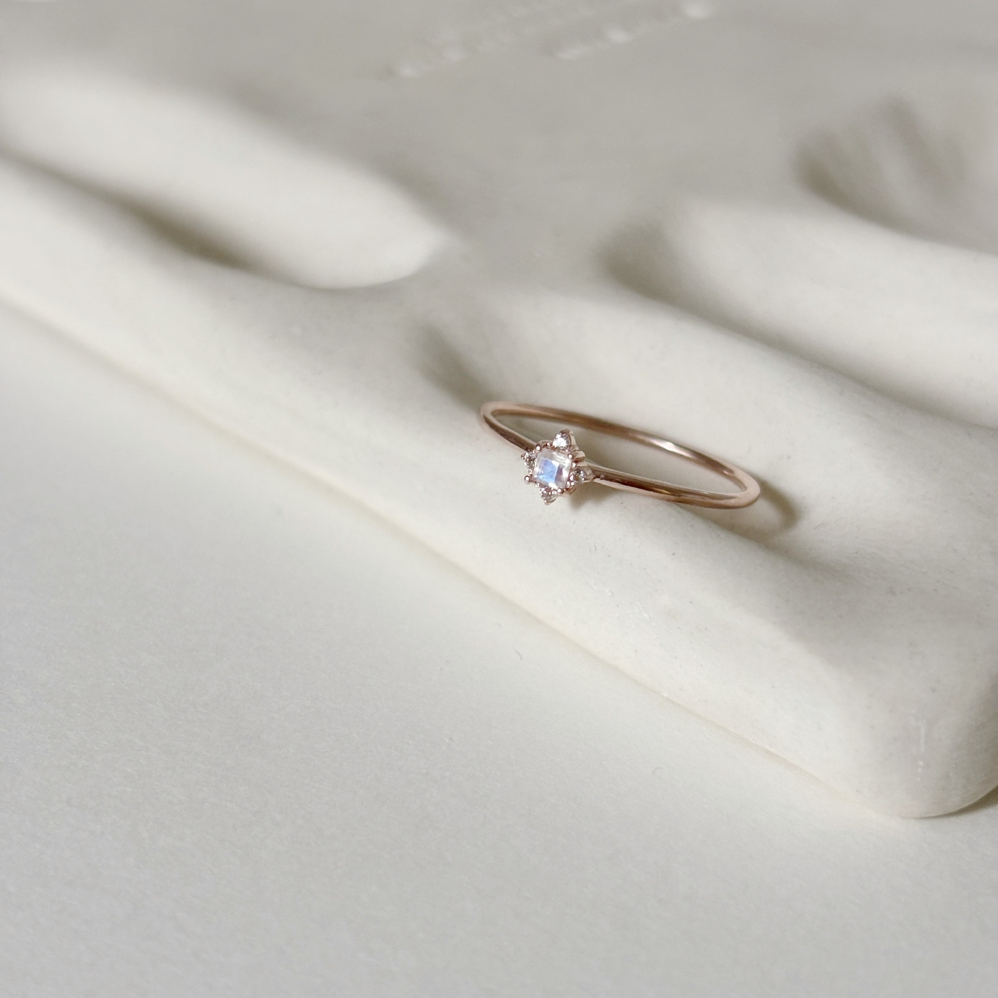 小窗花月光石戒指