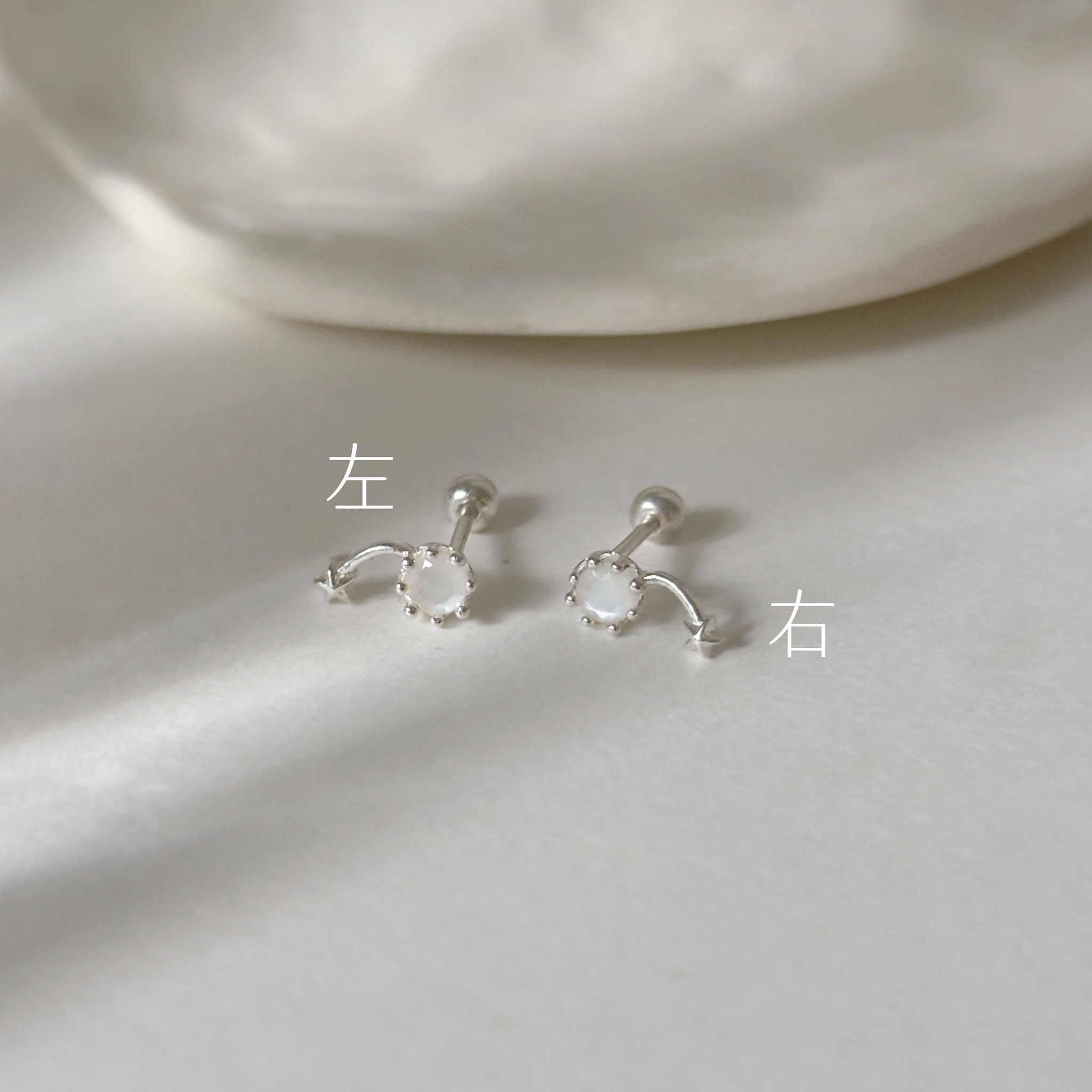 彎彎小星白月光石轉珠耳環