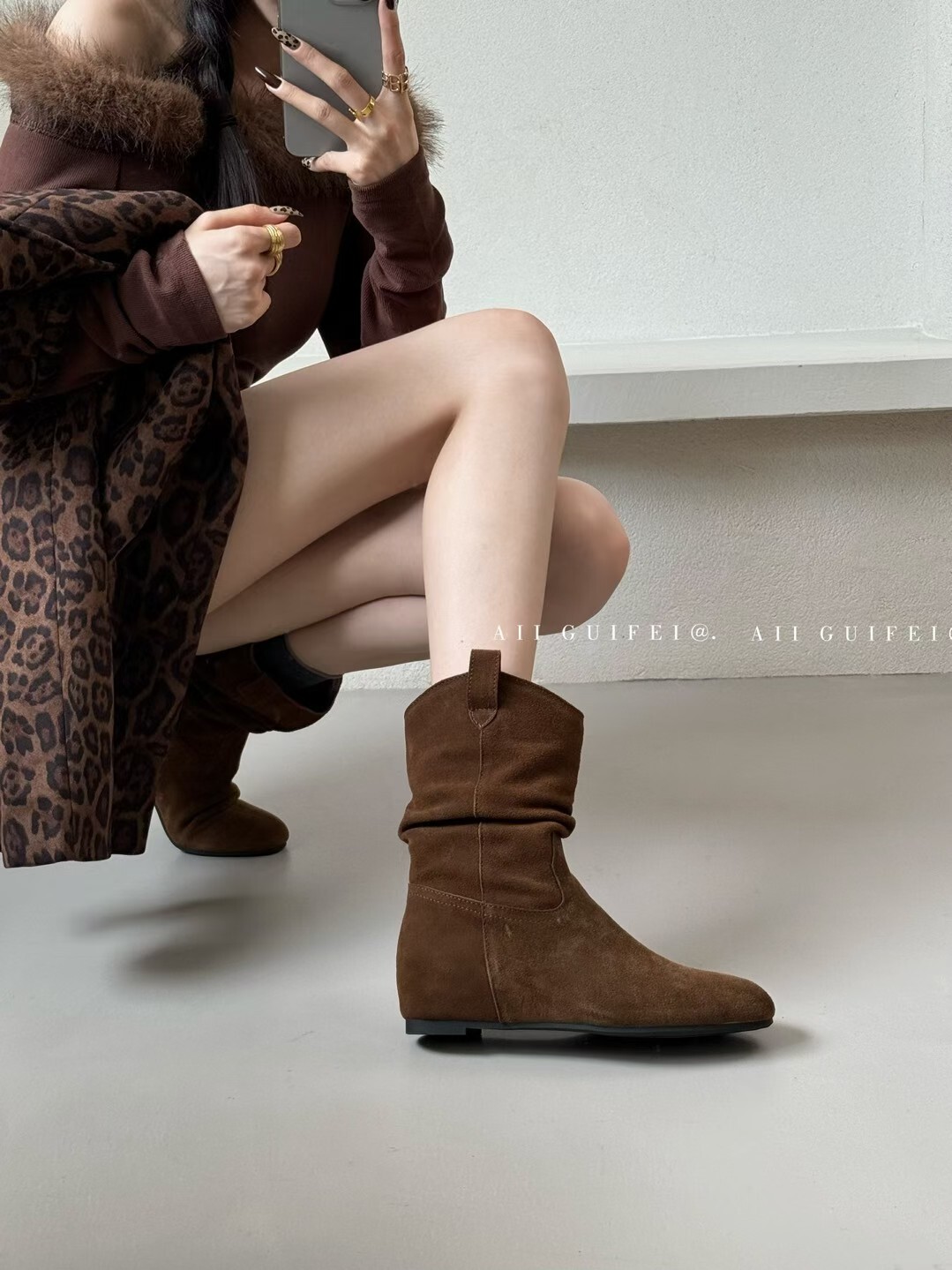 側皺褶內增高真皮短靴