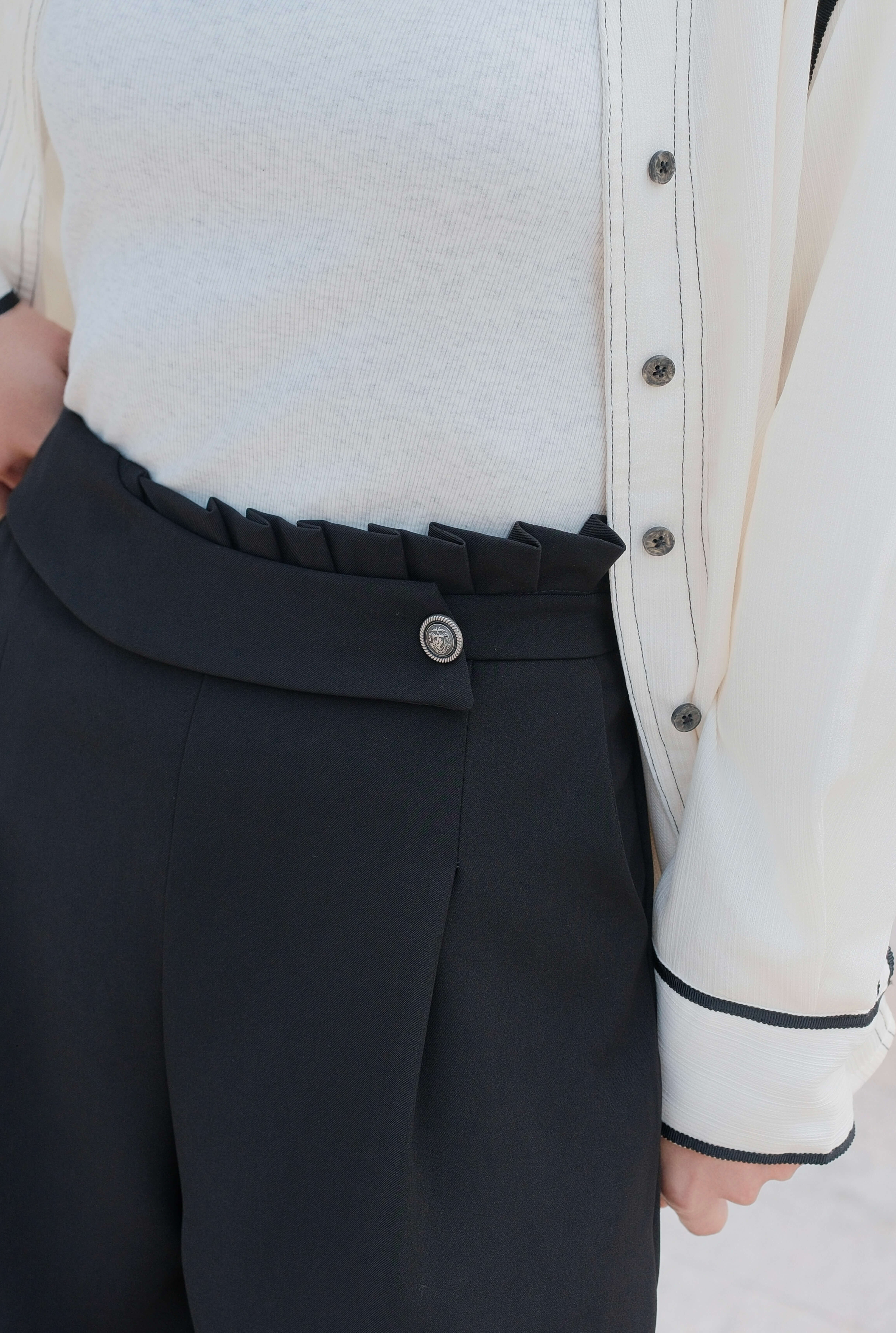 Ruffles Waist Details Straight-Leg Pants_PT253L02