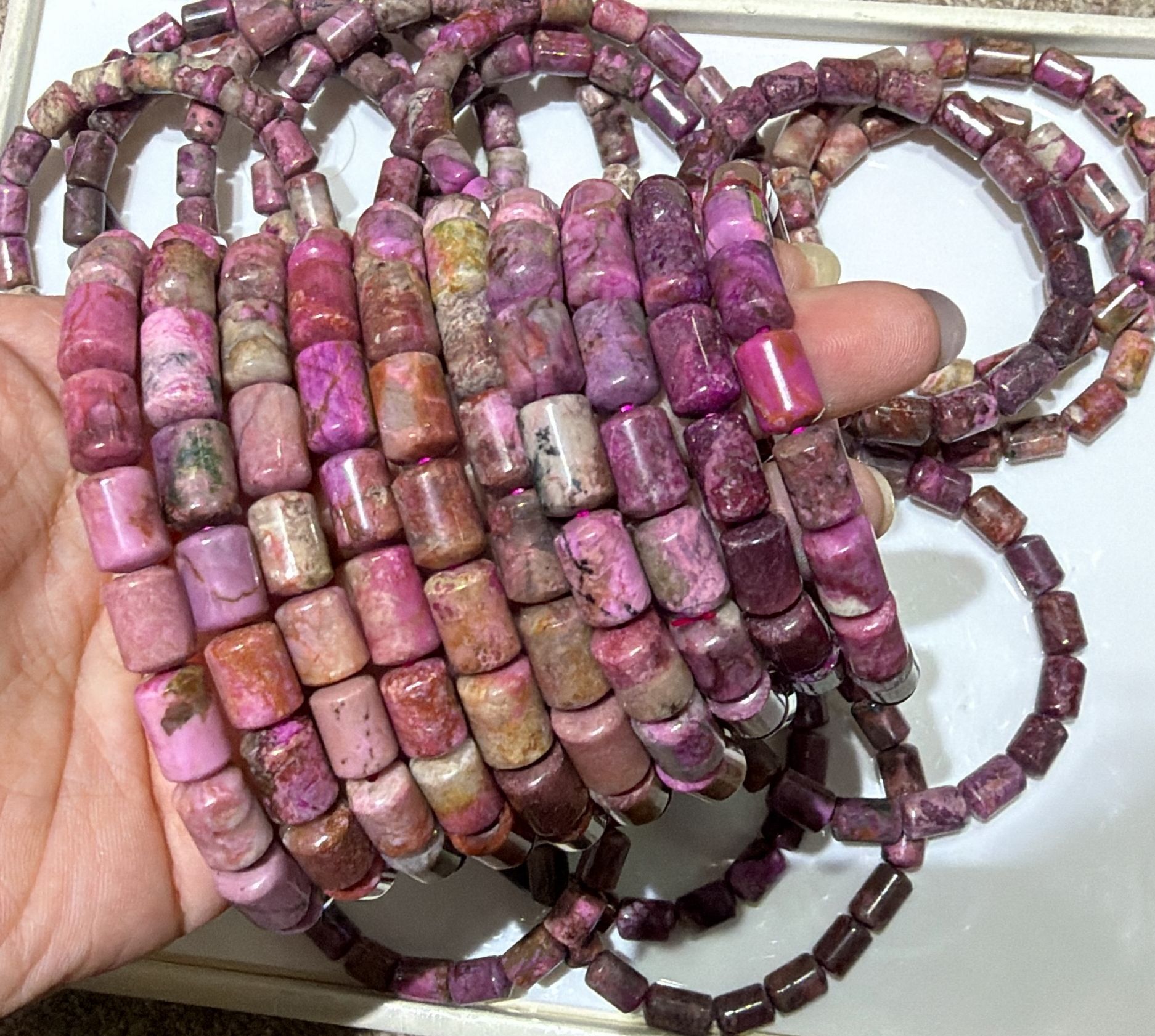 251110 - D52 粉花舒俱萊桶珠手串