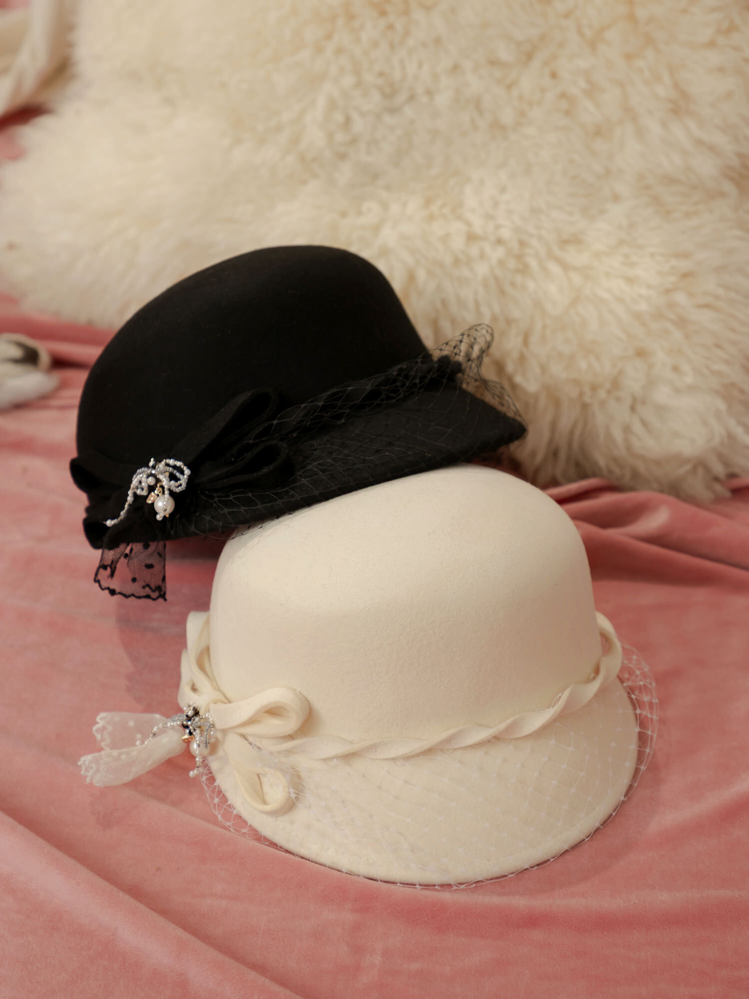 舞蹈夢幻連動。MUCHAT手作蝶結網紗毛呢騎士帽 (米白)